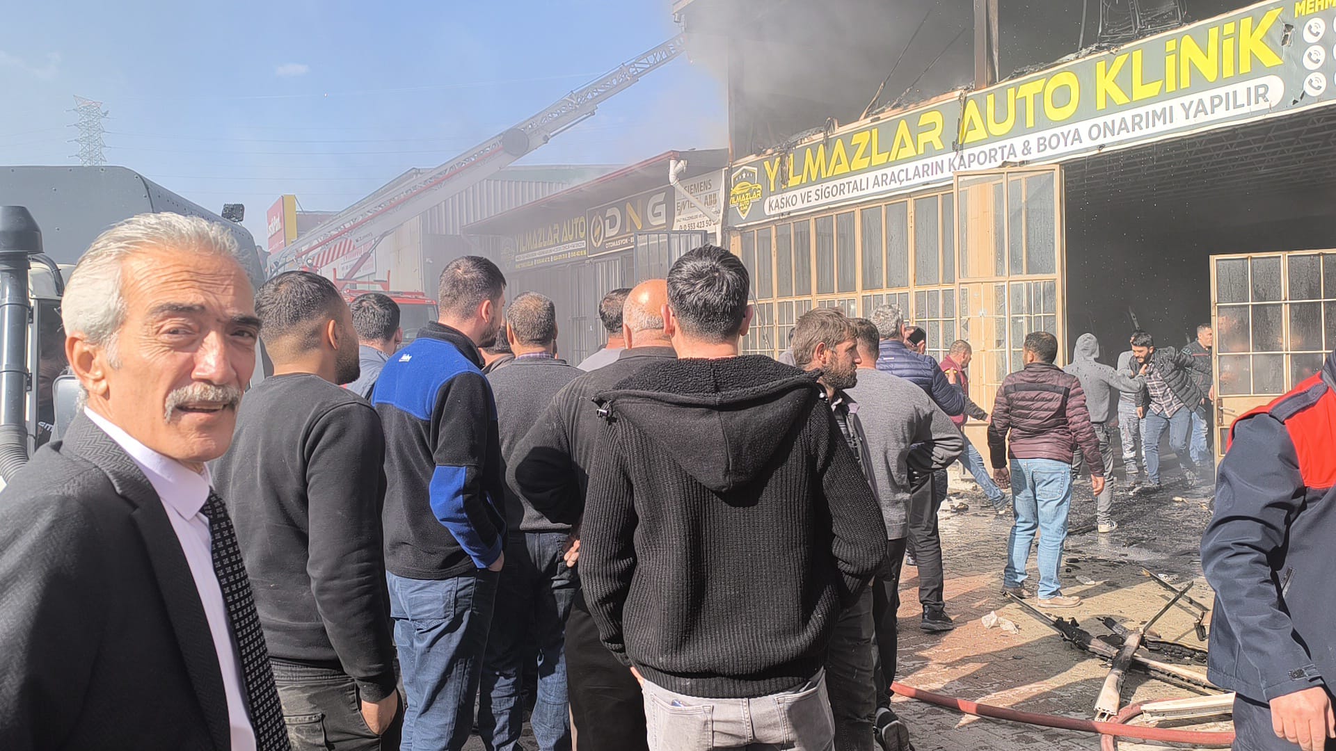 Afyonkarahisar Sanayi Sitesi'nde Korkutan Yangın!  Yangın Kontrol Altına Alınmaya Çalışılıyor