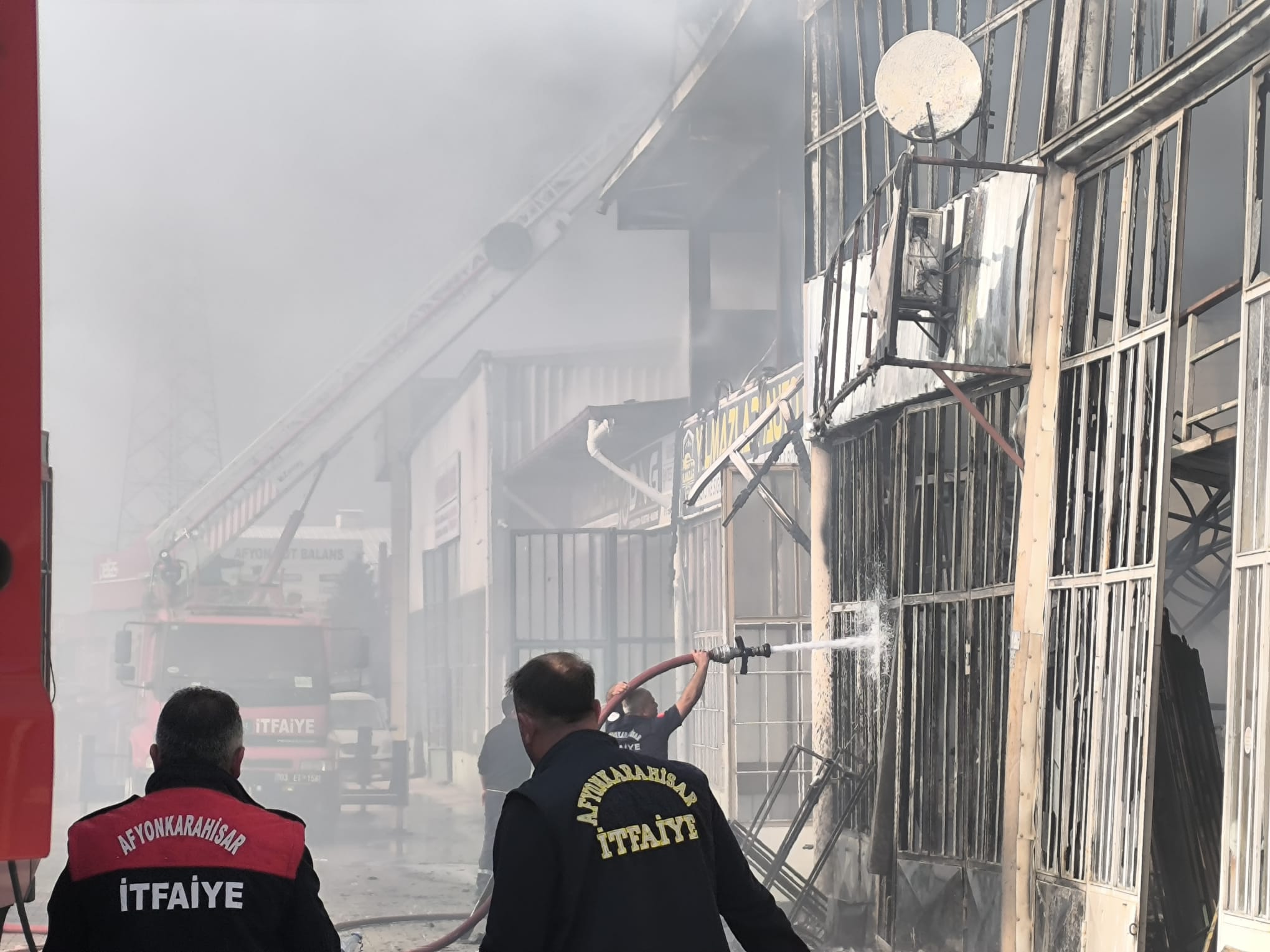 Afyonkarahisar Sanayi Sitesi'nde Korkutan Yangın!  Yangın Kontrol Altına Alınmaya Çalışılıyor