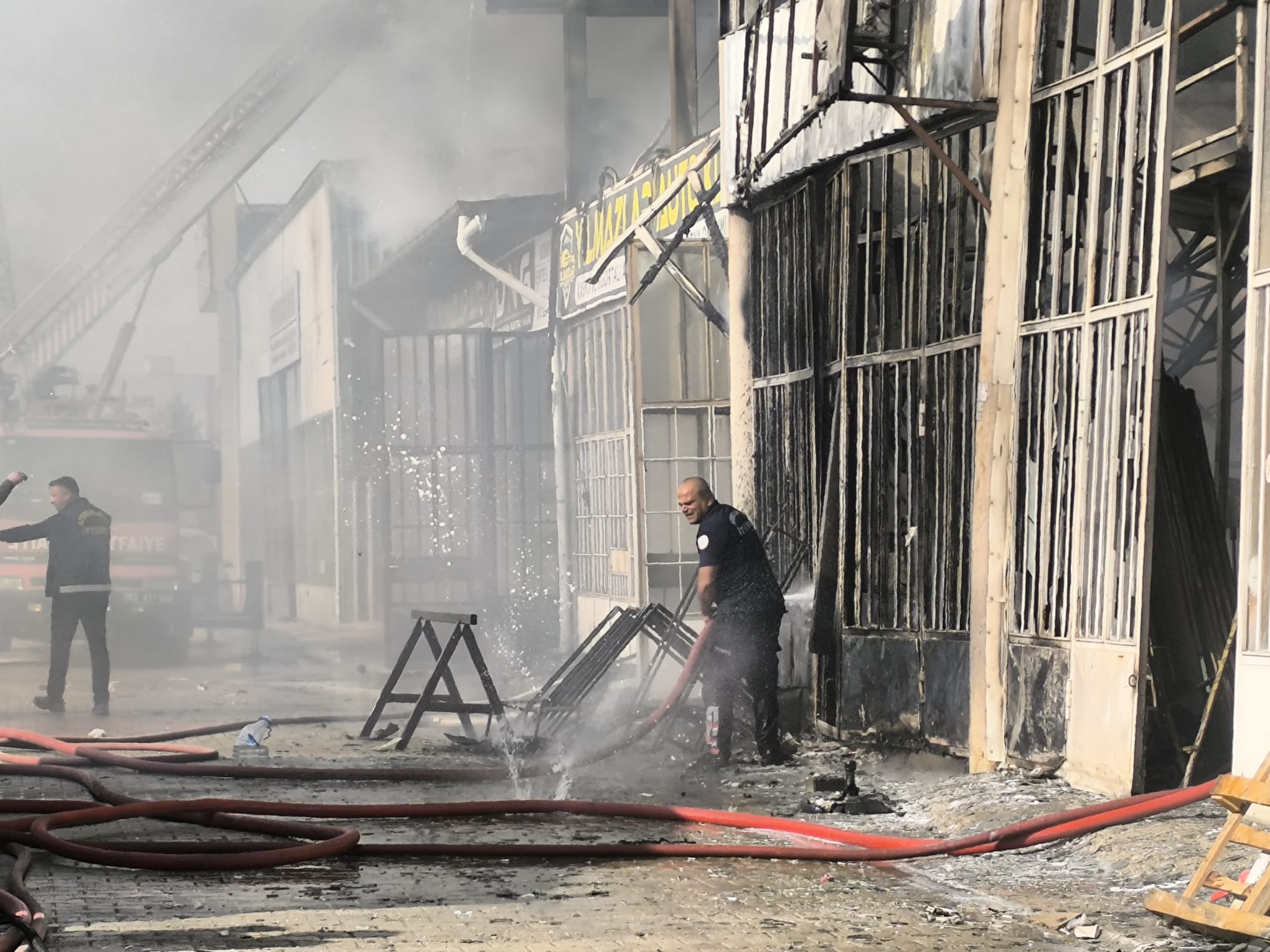 Afyonkarahisar Sanayi Sitesi'nde Korkutan Yangın!  Yangın Kontrol Altına Alınmaya Çalışılıyor