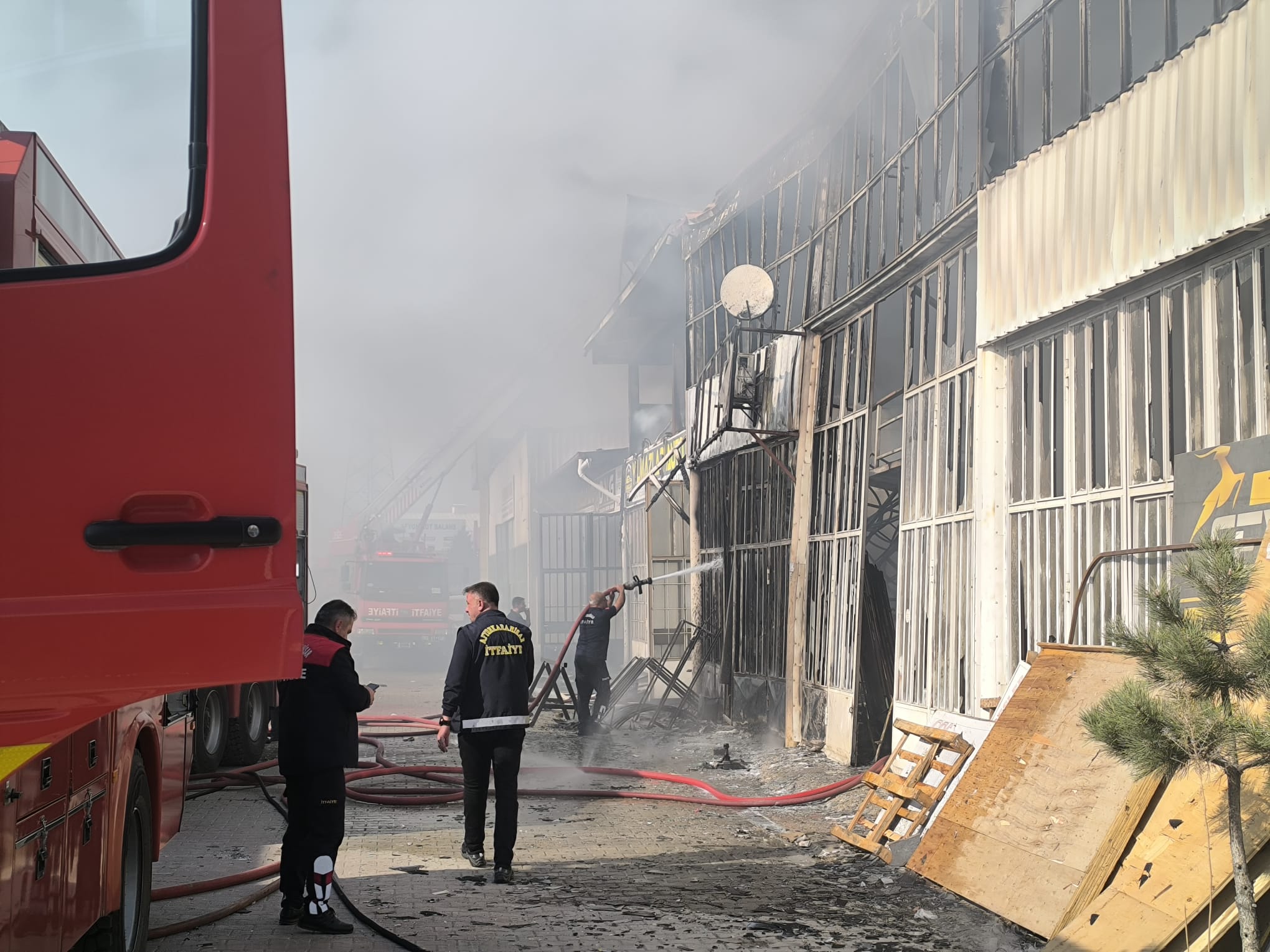 Afyonkarahisar Sanayi Sitesi'nde Korkutan Yangın!  Yangın Kontrol Altına Alınmaya Çalışılıyor