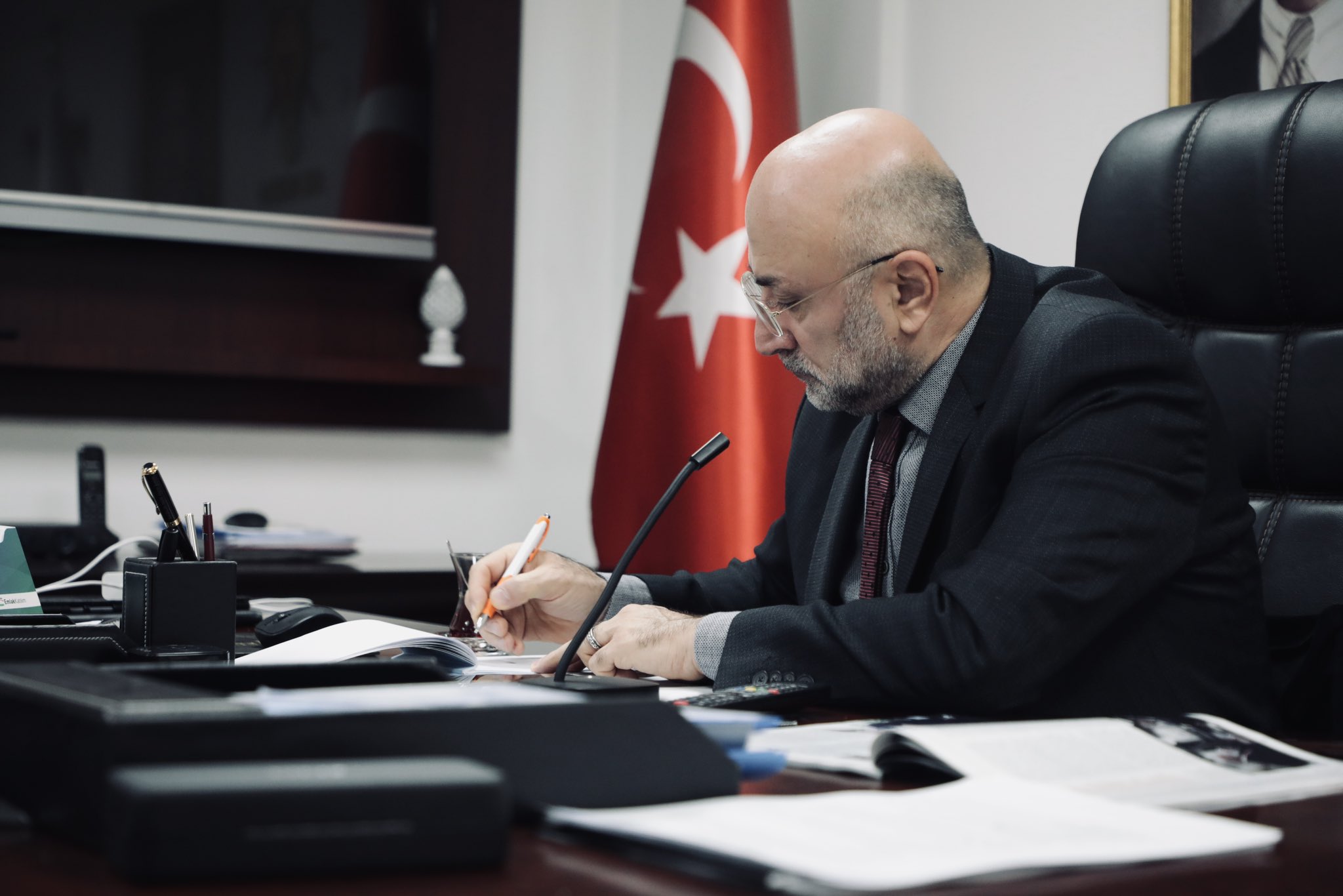 AK Partili Şahin Notlarını Aldı Çalışmalarına Başladı