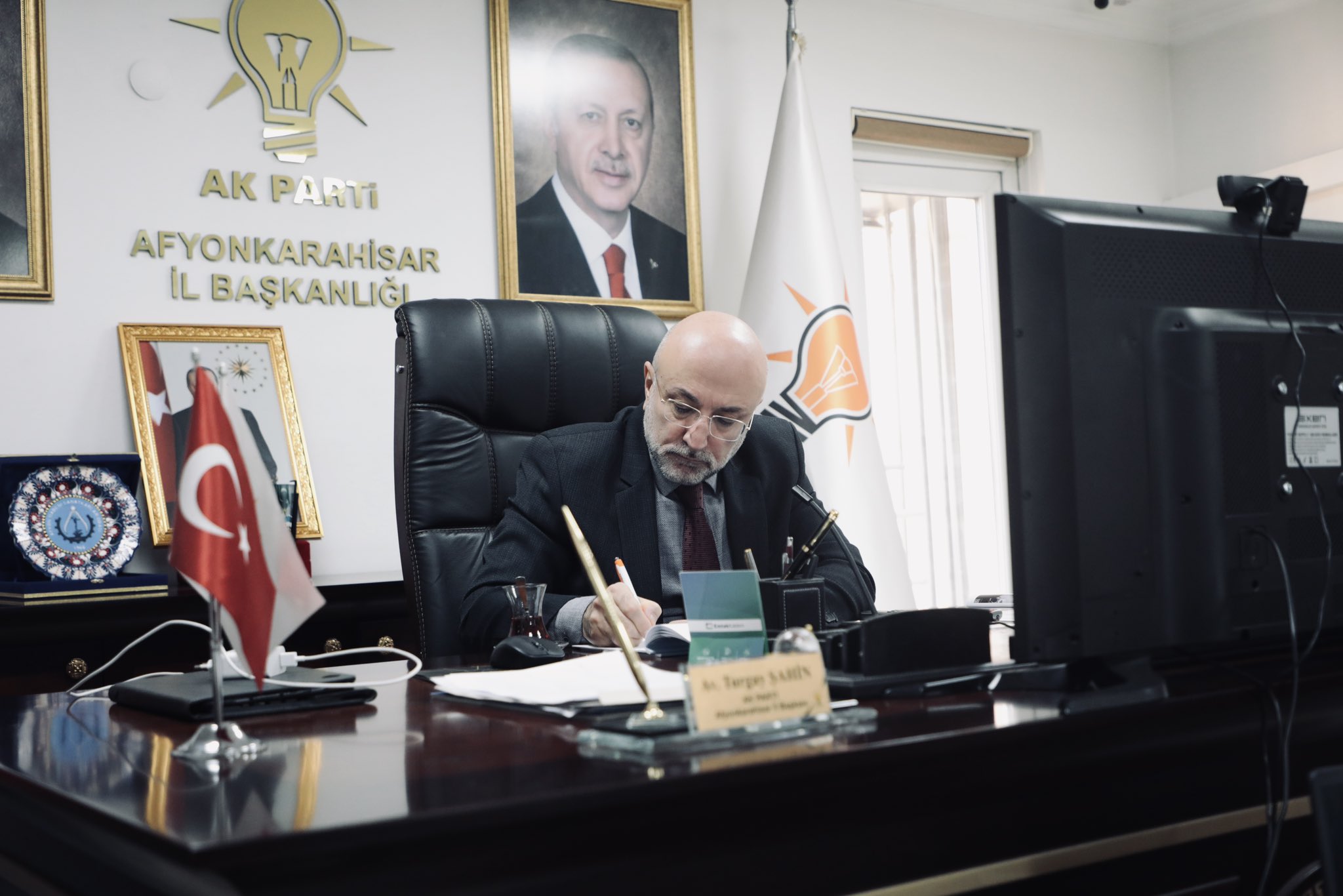 AK Partili Şahin Notlarını Aldı Çalışmalarına Başladı