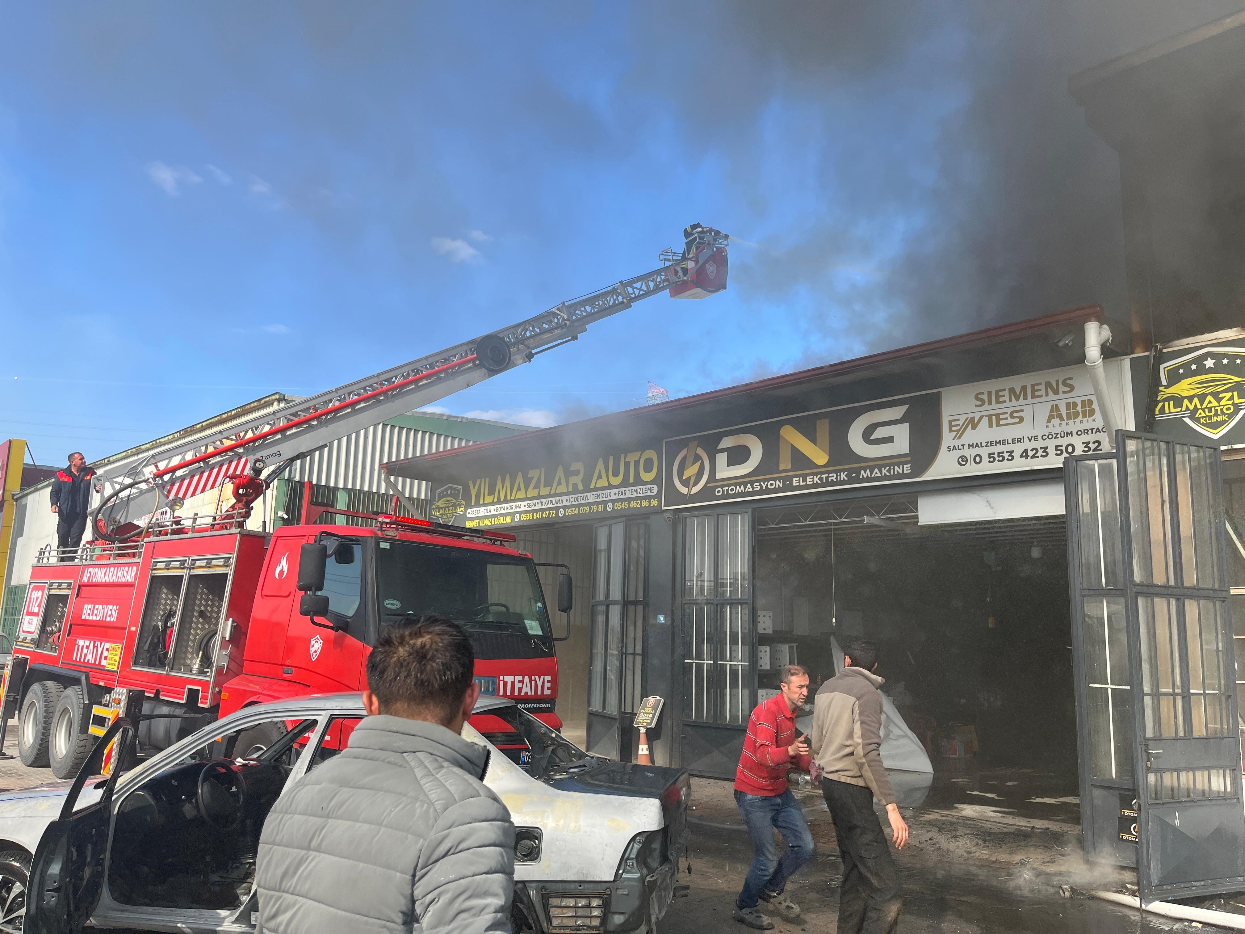 Sanayi sitesinde çıkan yangında 5 dükkan zarar gördü