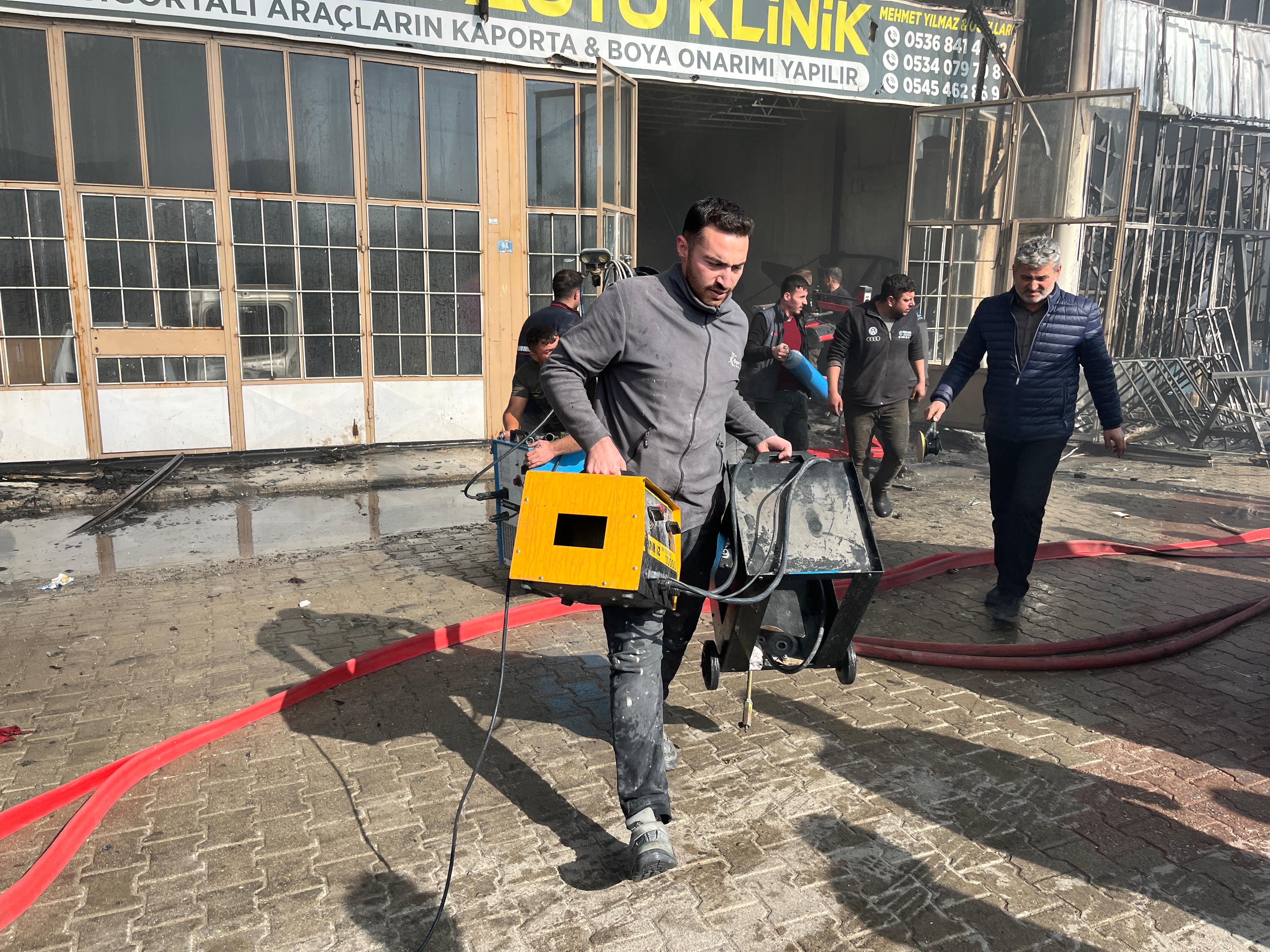 Sanayi sitesinde çıkan yangında 5 dükkan zarar gördü