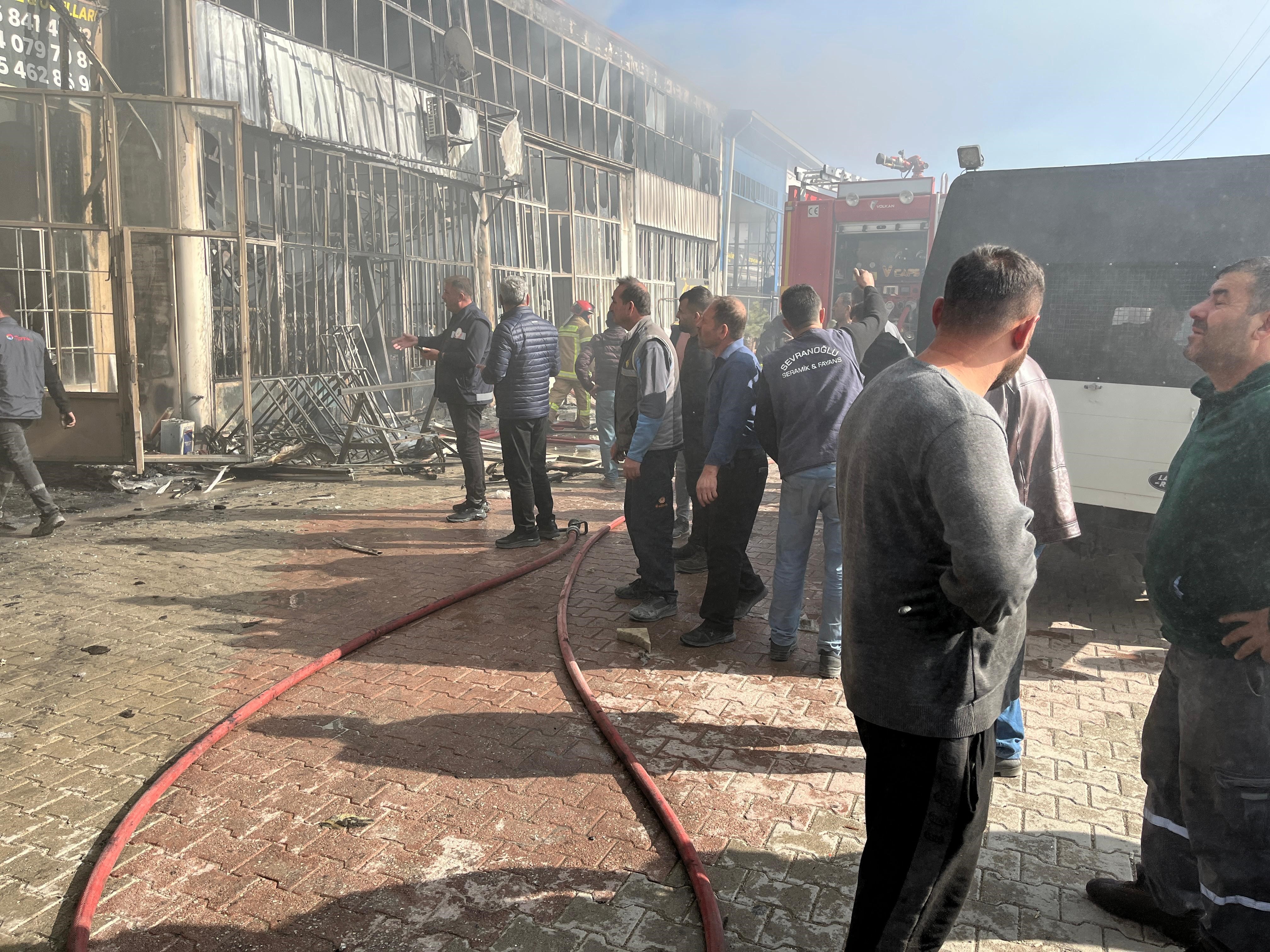 Sanayi sitesinde çıkan yangında 5 dükkan zarar gördü