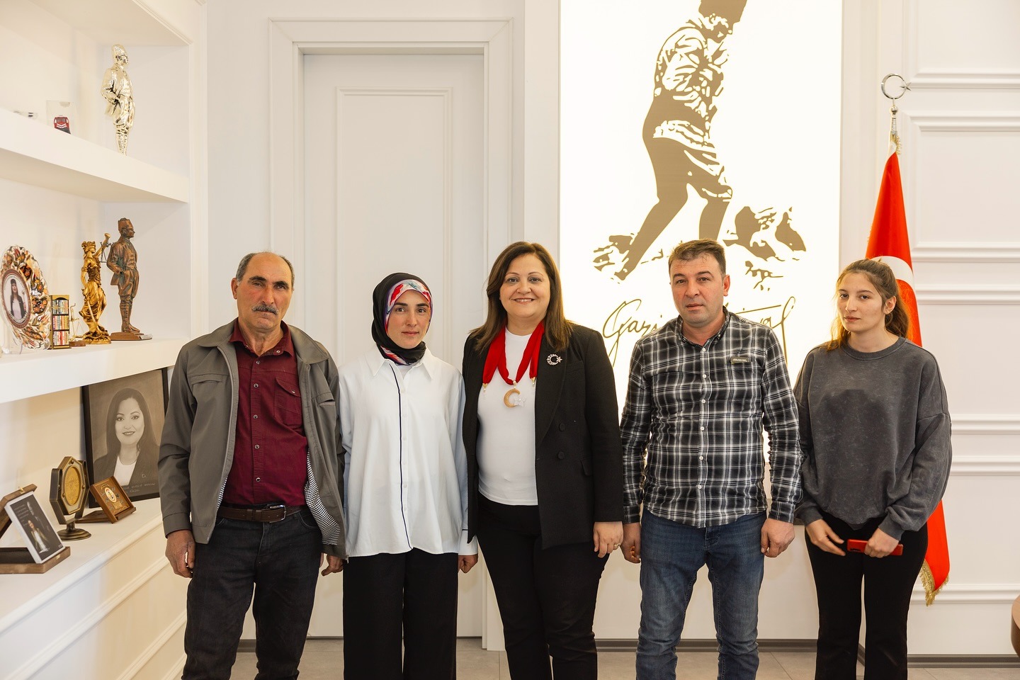 BAŞKAN KÖKSAL, AFYONLU AYŞE'Yİ AĞIRLADI