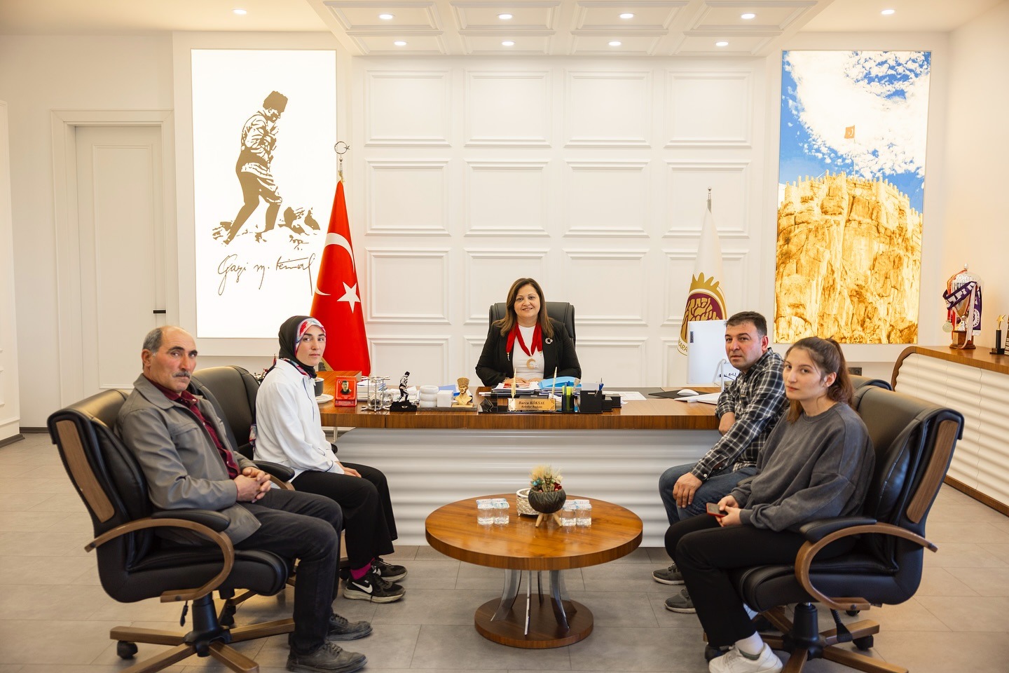 BAŞKAN KÖKSAL, AFYONLU AYŞE'Yİ AĞIRLADI