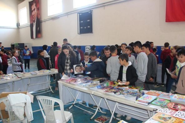 KAYMAKAM ÇELİK, KİTAP FUARINI ZİYARET ETTİ