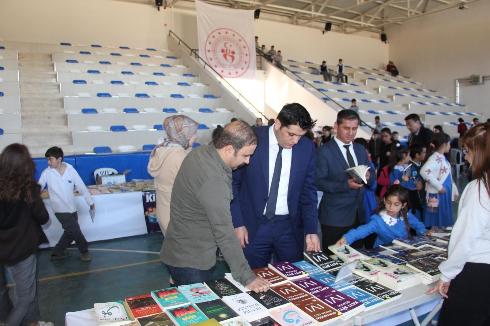 KAYMAKAM ÇELİK, KİTAP FUARINI ZİYARET ETTİ