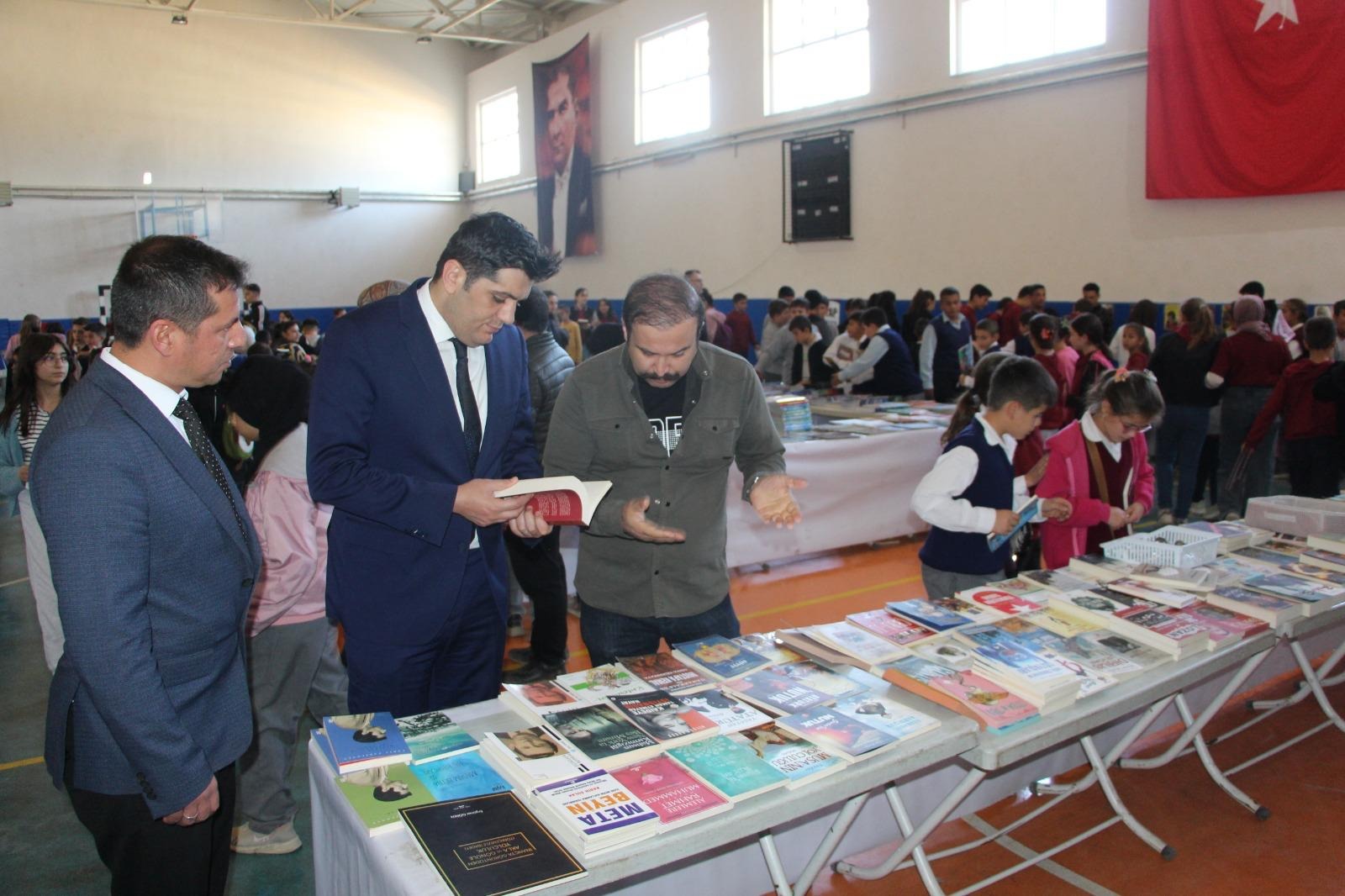 KAYMAKAM ÇELİK, KİTAP FUARINI ZİYARET ETTİ