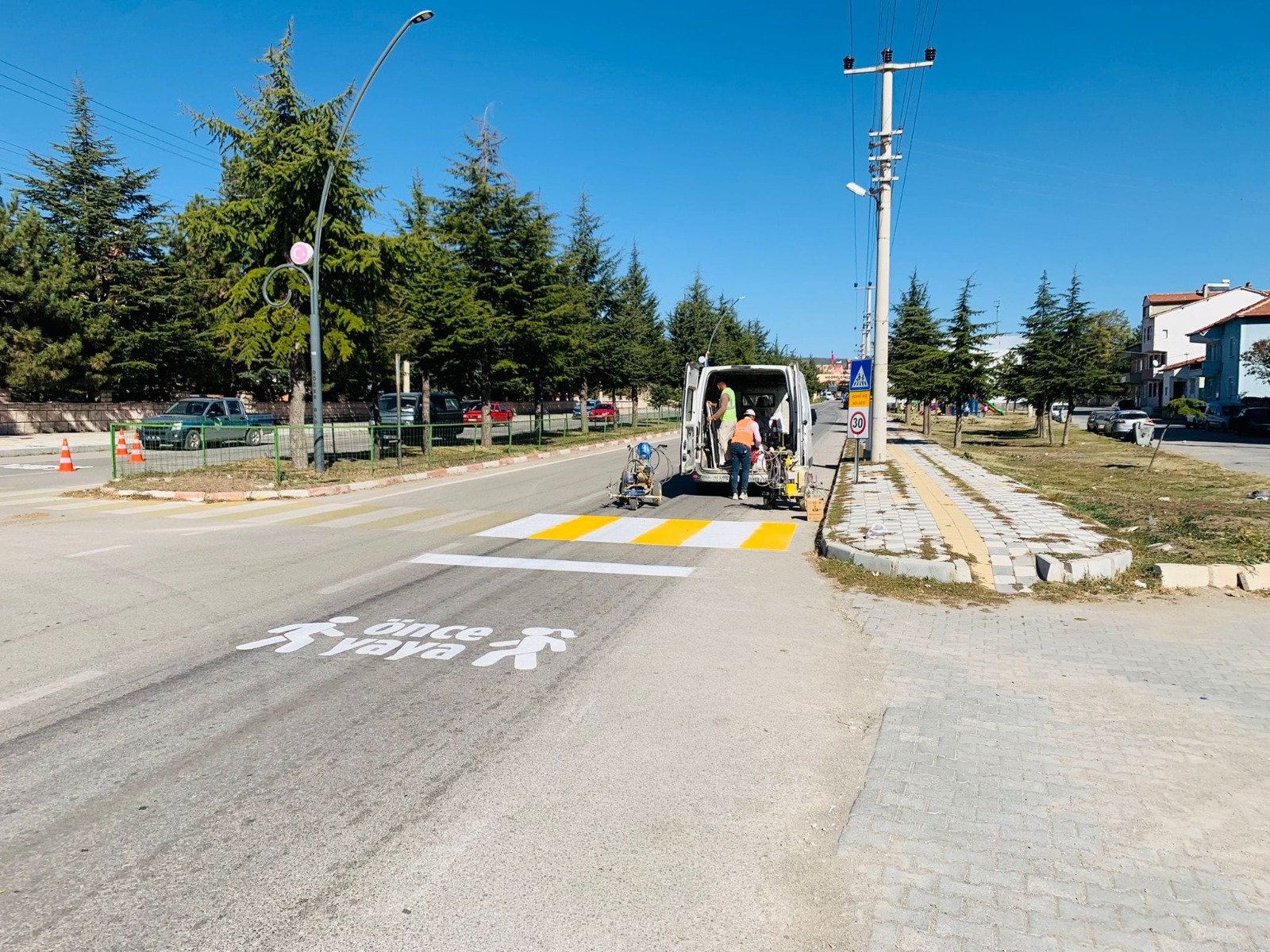 DÖĞER'DE YAYA GEÇİTLERİNE BOYA VE ÇİZGİ ÇALIŞMASI YAPILDI