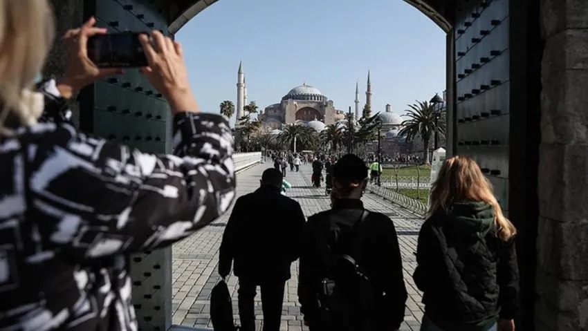 Bakan Ersoy: Yıl sonu ziyaretçi hedefi yukarı yönlü revize edildi