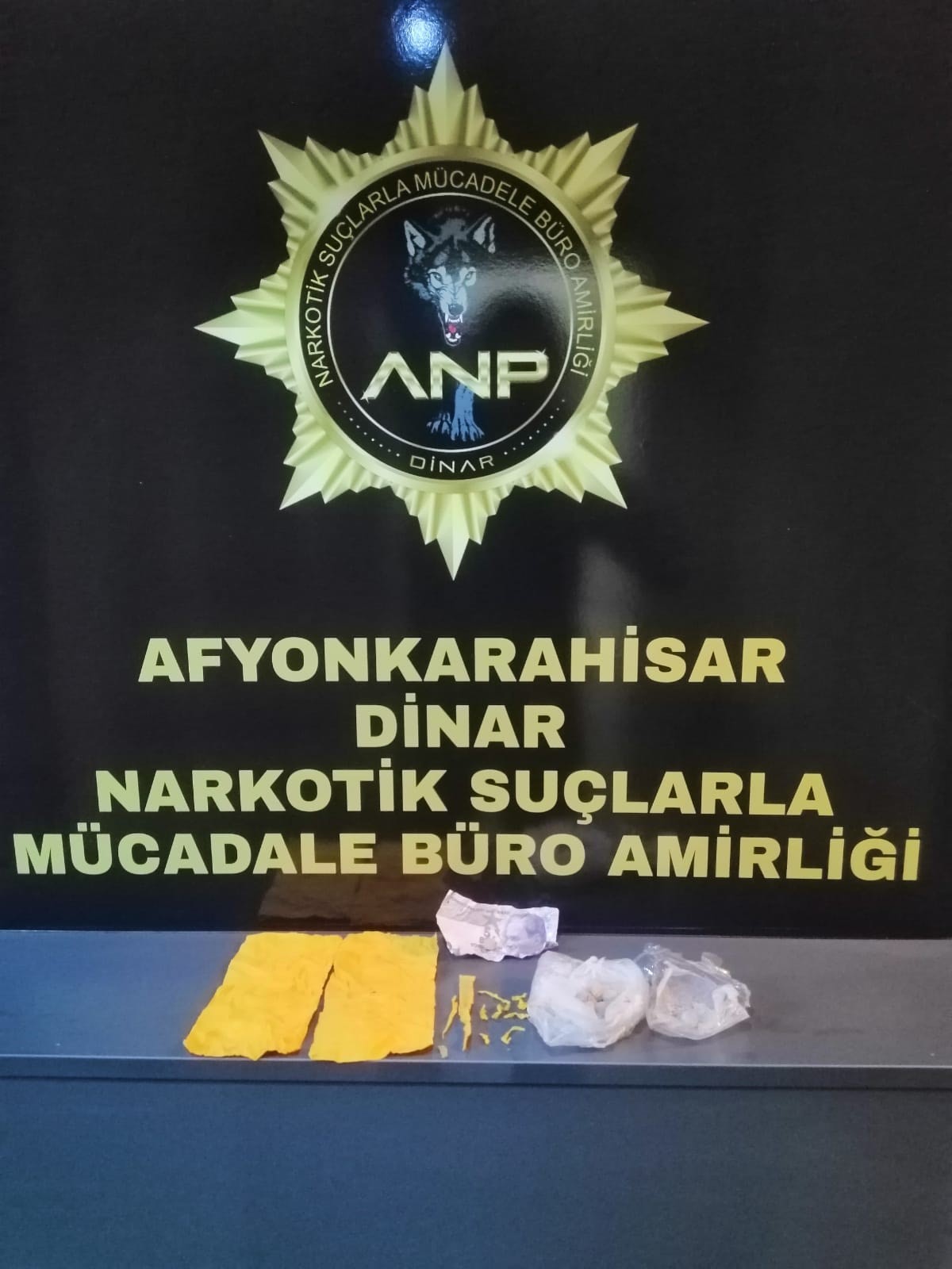 Polisten uyuşturucu baskını: 3 kişi tutuklandı