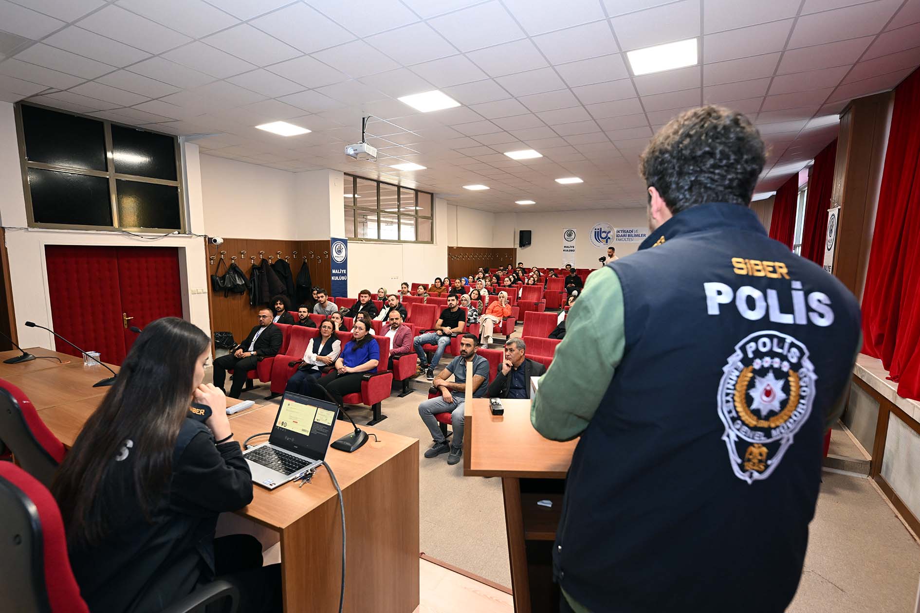 AFYON KOCATEPE ÜNİVERSİTESİ’NDE “SOSYAL MEDYA VE SİBER GÜVENLİK” SEMİNERİ DÜZENLENDİ
