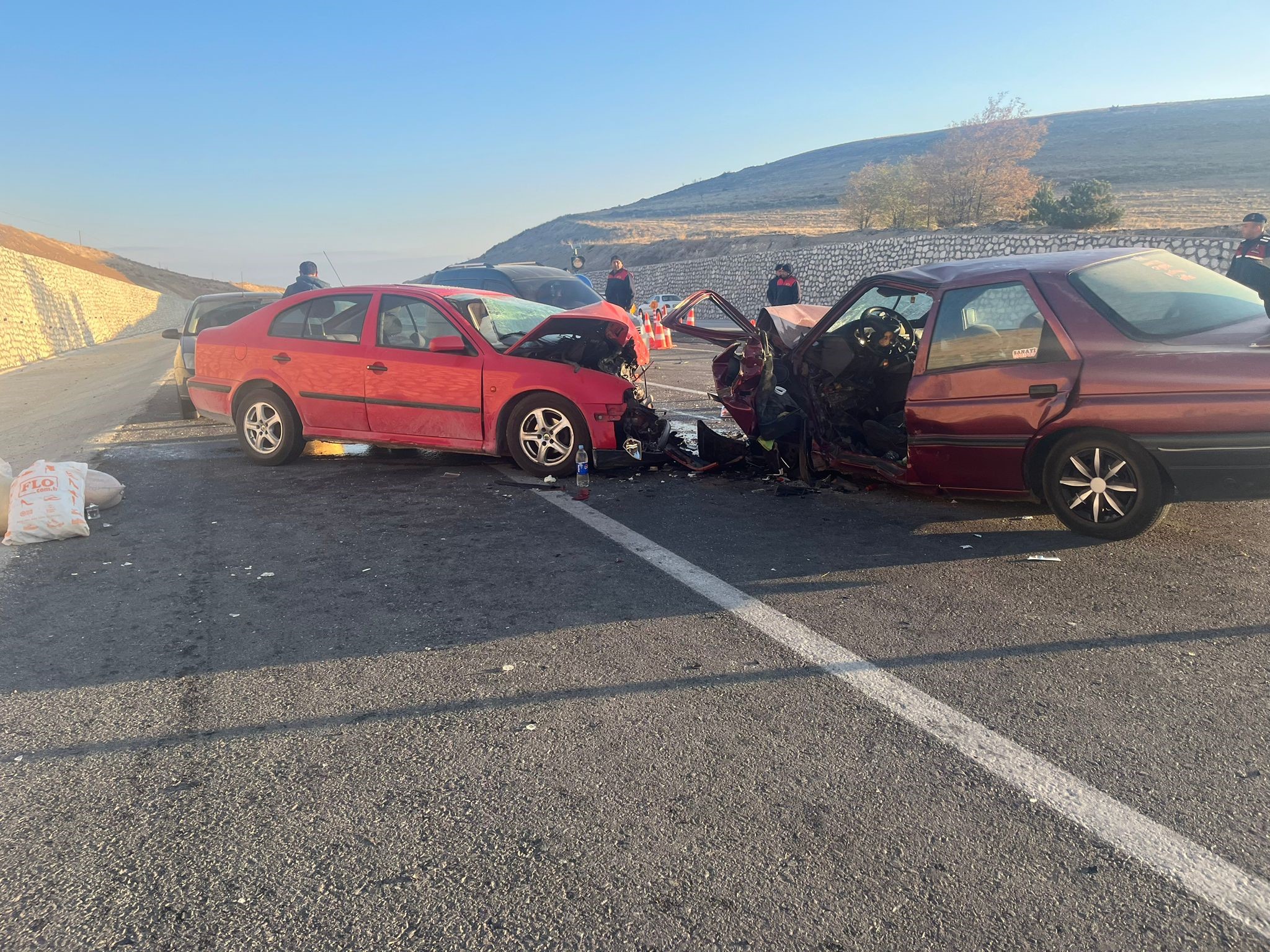Otomobiller kafa kafaya çarpıştı!  Kazada 3 kişi yaralandı