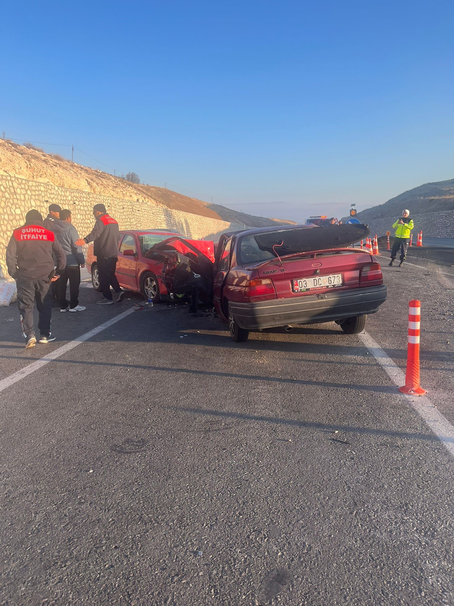 Otomobiller kafa kafaya çarpıştı!  Kazada 3 kişi yaralandı