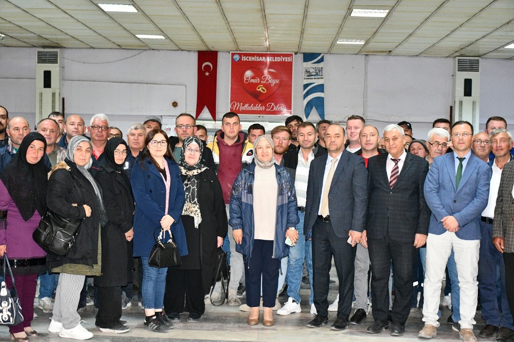 BAŞKAN KILINÇARSLAN, BELEDİYE PERSONELLERİYLE YEMEKTE BİR ARAYA GELDİ