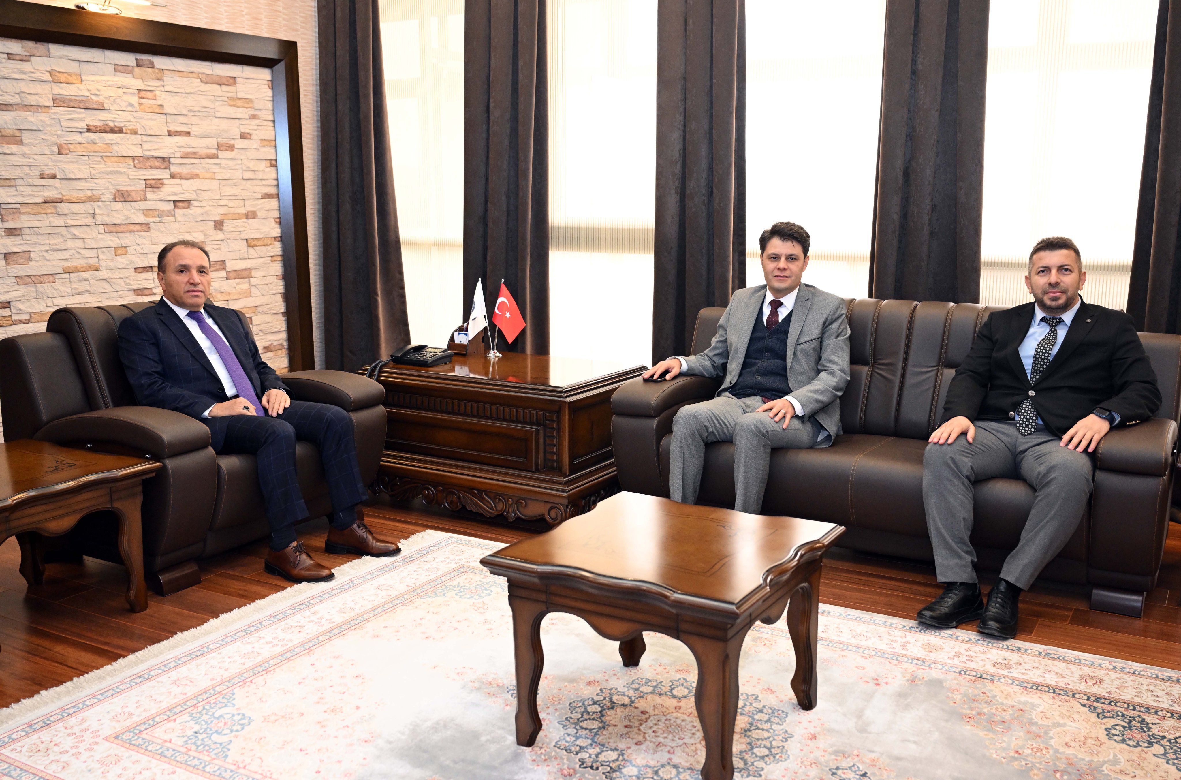 AKÜ REKTÖRÜ SANDIKLI KAYMAKAMINI MAKAMINDA AĞIRLADI