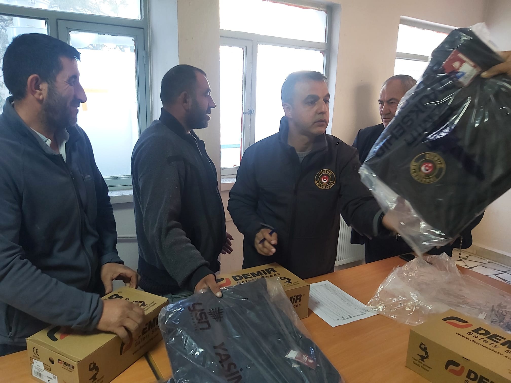 Susuz Belediyesi’nden Personeline Kışlık Destek: Kış Aylarında Güvenli Çalışma İçin Tedbirler Alındı