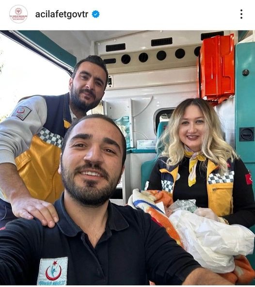 AFYONKARAHİSAR’DA AMBULANSTA BEBEK DÜNYAYA GELDİ