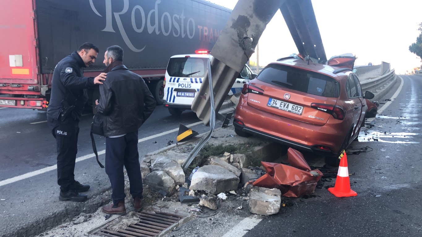 Otomobil bariyerlere ok gibi saplandı!  Araç hurdaya döndü, sürücü kazayı yara almadan atlattı