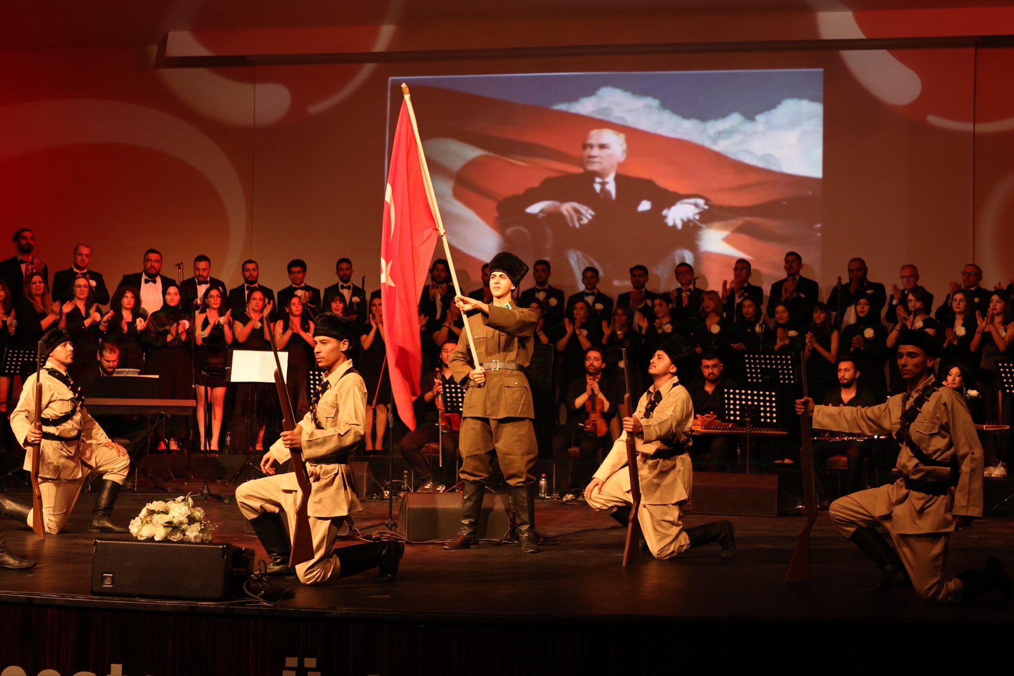 Vali Yiğitbaşı 'Cumhuriyet’e Saygı Ve Şehitleri Anma' Konserine Katıldı!