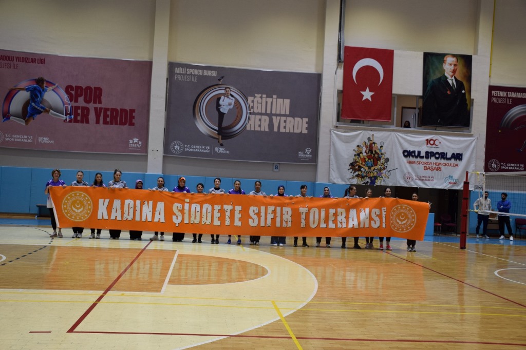 "KADINA ŞİDDETE SIFIR TOLERANS" TEMALI VOLEYBOL MÜSABAKASI DÜZENLENDİ