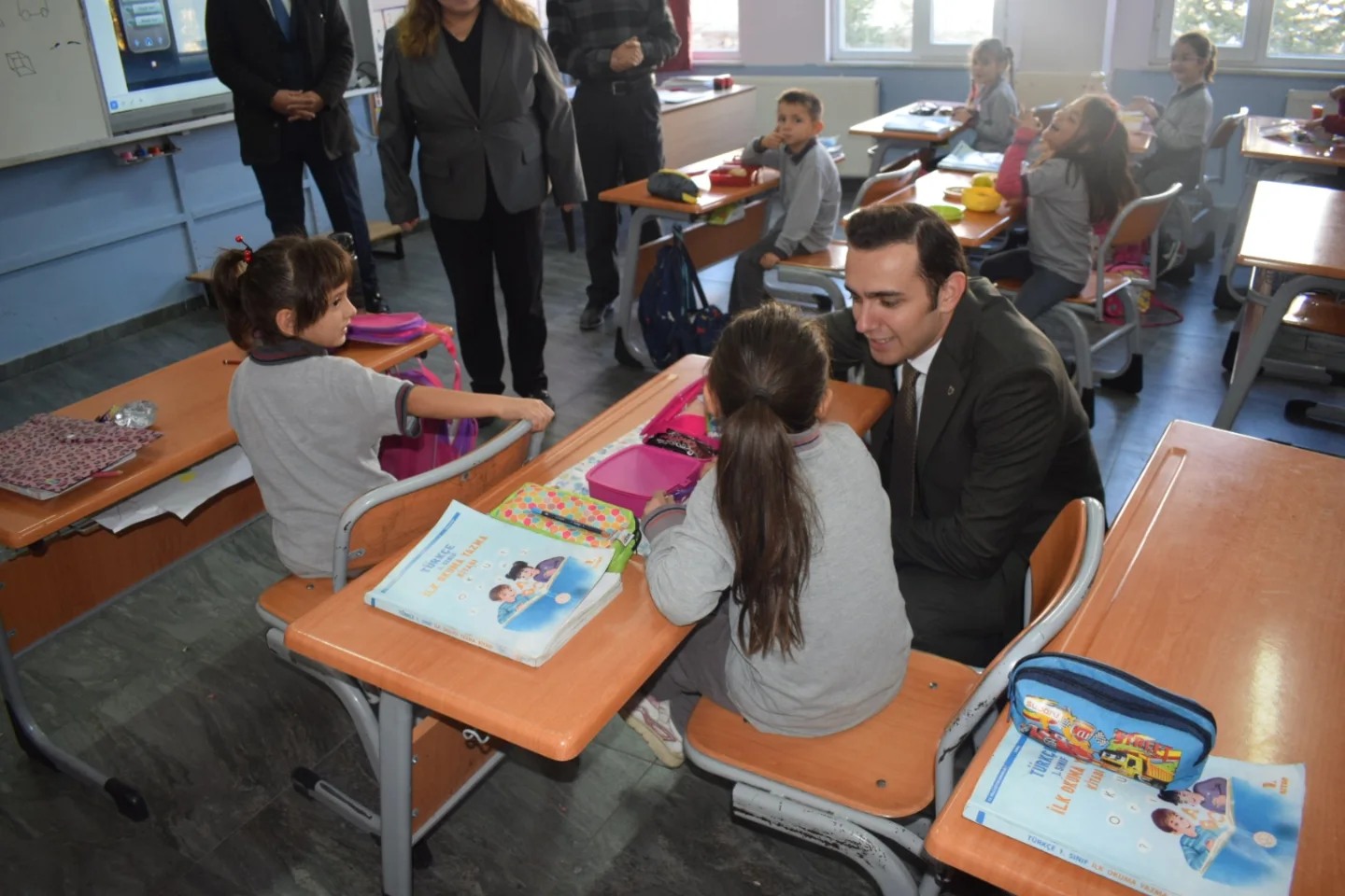 KAYMAKAM DEMİRCİ OKULU ZİYARET EDEREK ÖĞRENCİLERLE BULUŞTU