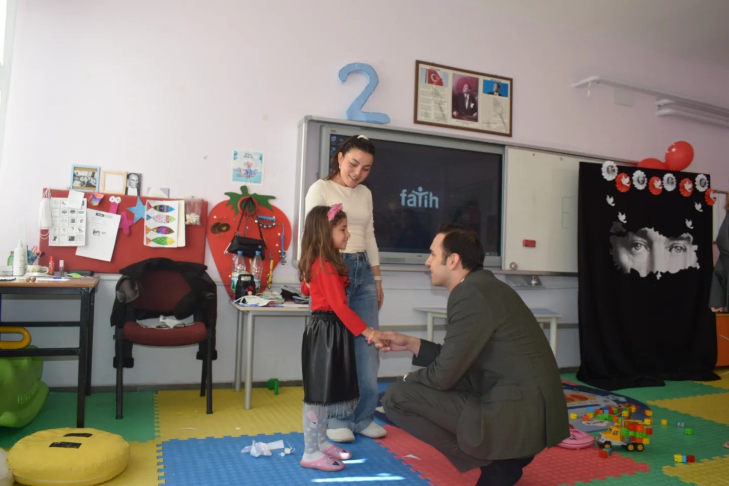 KAYMAKAM DEMİRCİ OKULU ZİYARET EDEREK ÖĞRENCİLERLE BULUŞTU