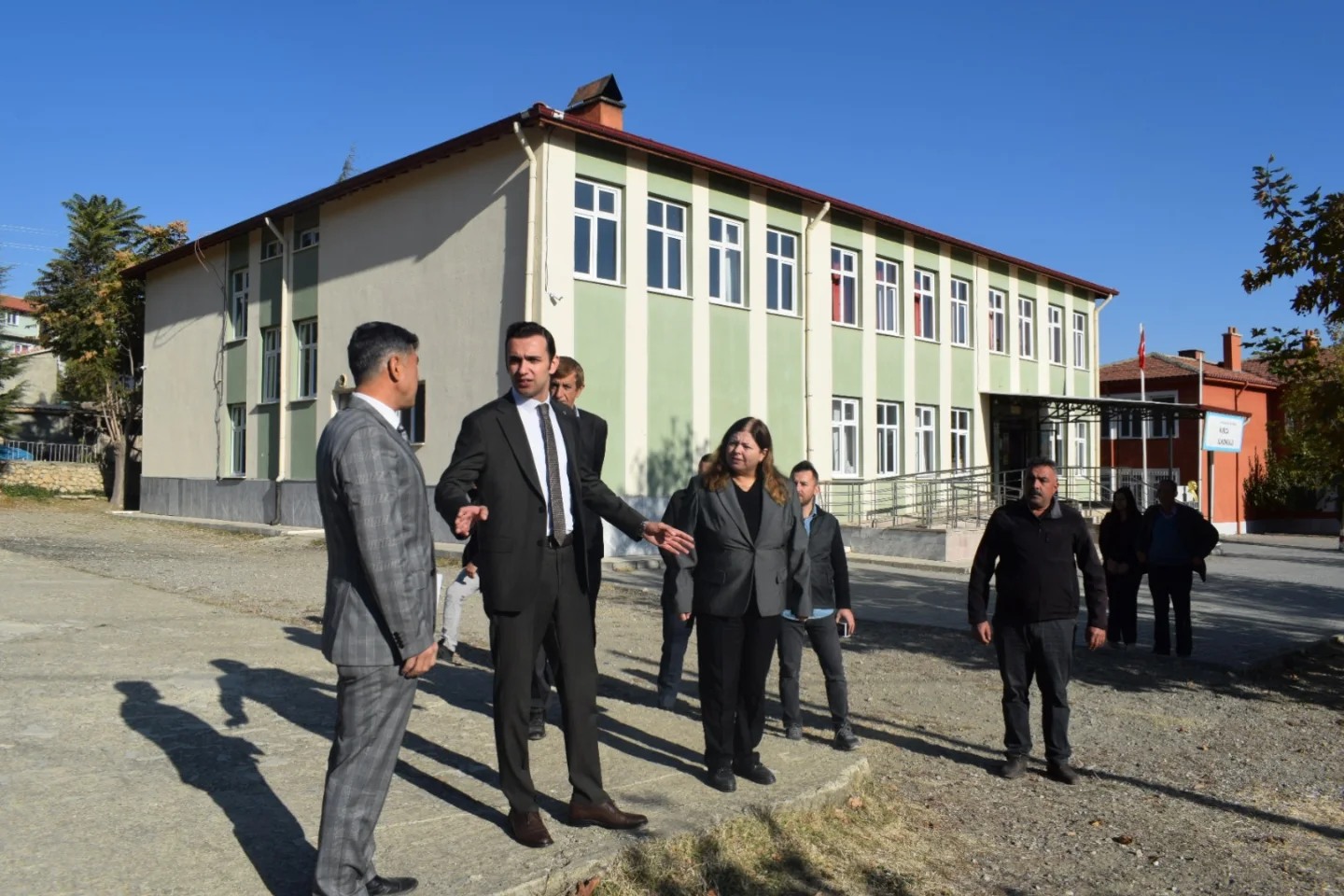 KAYMAKAM DEMİRCİ OKULU ZİYARET EDEREK ÖĞRENCİLERLE BULUŞTU