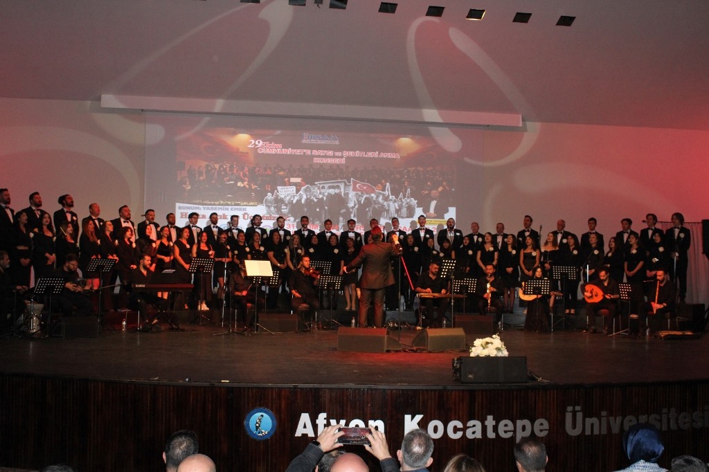 AKSAM, CUMHURİYETİMİZİN 101. YILINI DİLLERE DESTAN BİR KONSER İLE KUTLADI