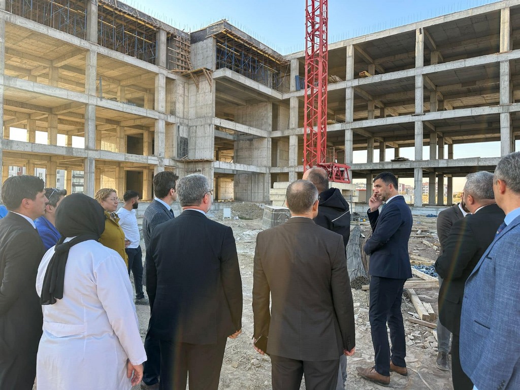 MİLLETVEKİLLERİ ARSLAN VE ÖZKAYA, İNŞAATI SÜREN HASTANEYİ İNCELEDİ