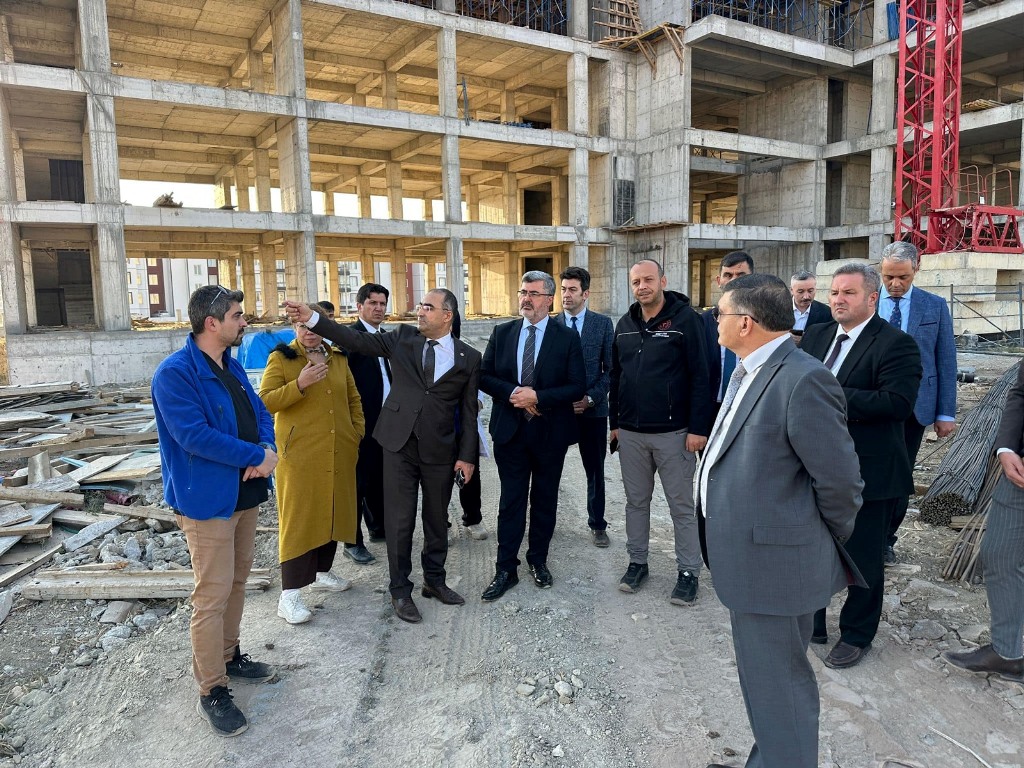 MİLLETVEKİLLERİ ARSLAN VE ÖZKAYA, İNŞAATI SÜREN HASTANEYİ İNCELEDİ