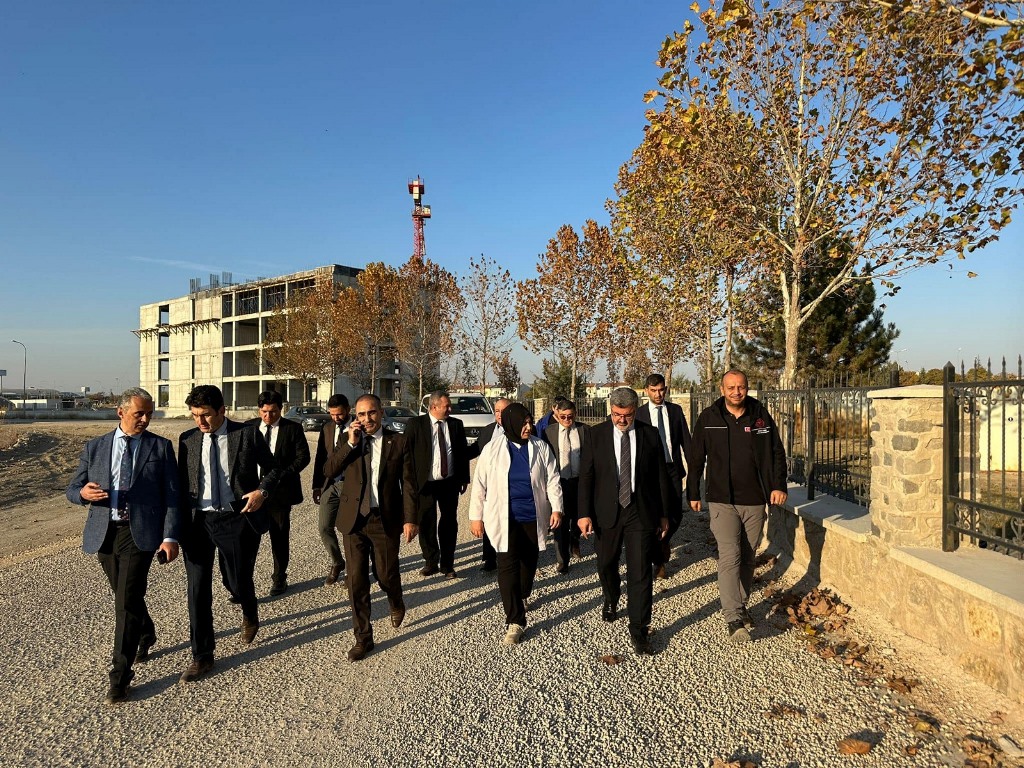 MİLLETVEKİLLERİ ARSLAN VE ÖZKAYA, İNŞAATI SÜREN HASTANEYİ İNCELEDİ