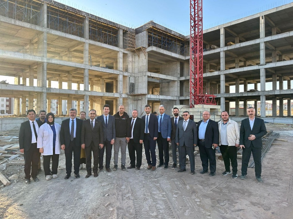 MİLLETVEKİLLERİ ARSLAN VE ÖZKAYA, İNŞAATI SÜREN HASTANEYİ İNCELEDİ