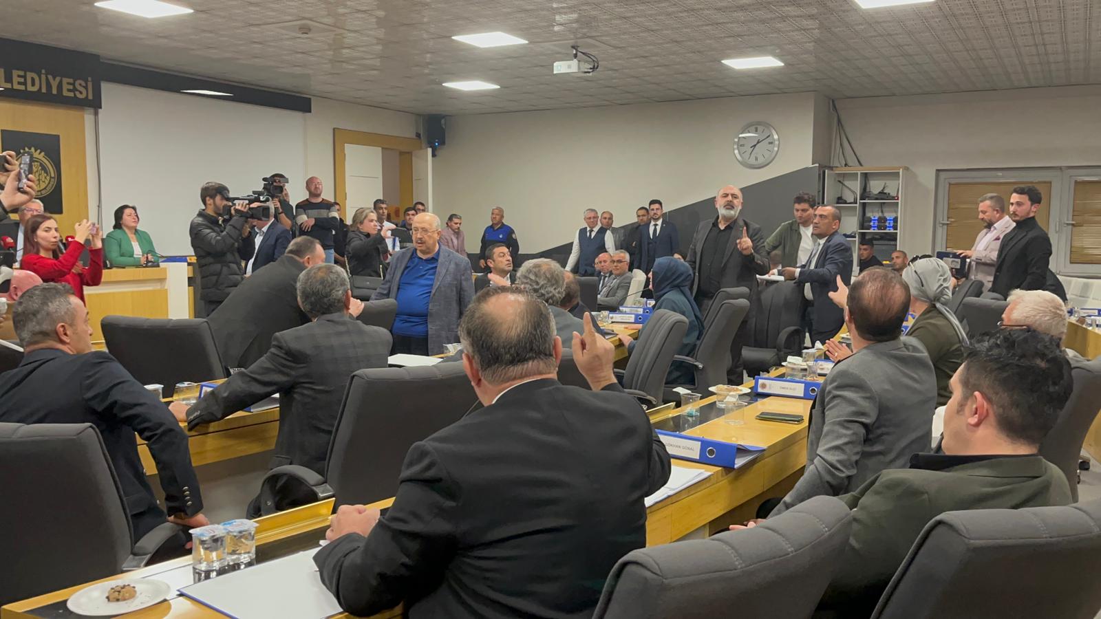 Mecliste İsim Krizi! AK Parti ve CHP Arasında Mecliste Gergin Anlar Yaşandı