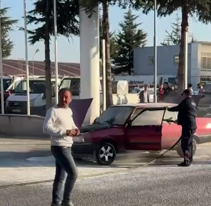 AFYON'DA ALEV ALAN FİAT TOFAŞ ARAÇ SÜRÜCÜSÜ ÖLÜMDEN DÖNDÜ
