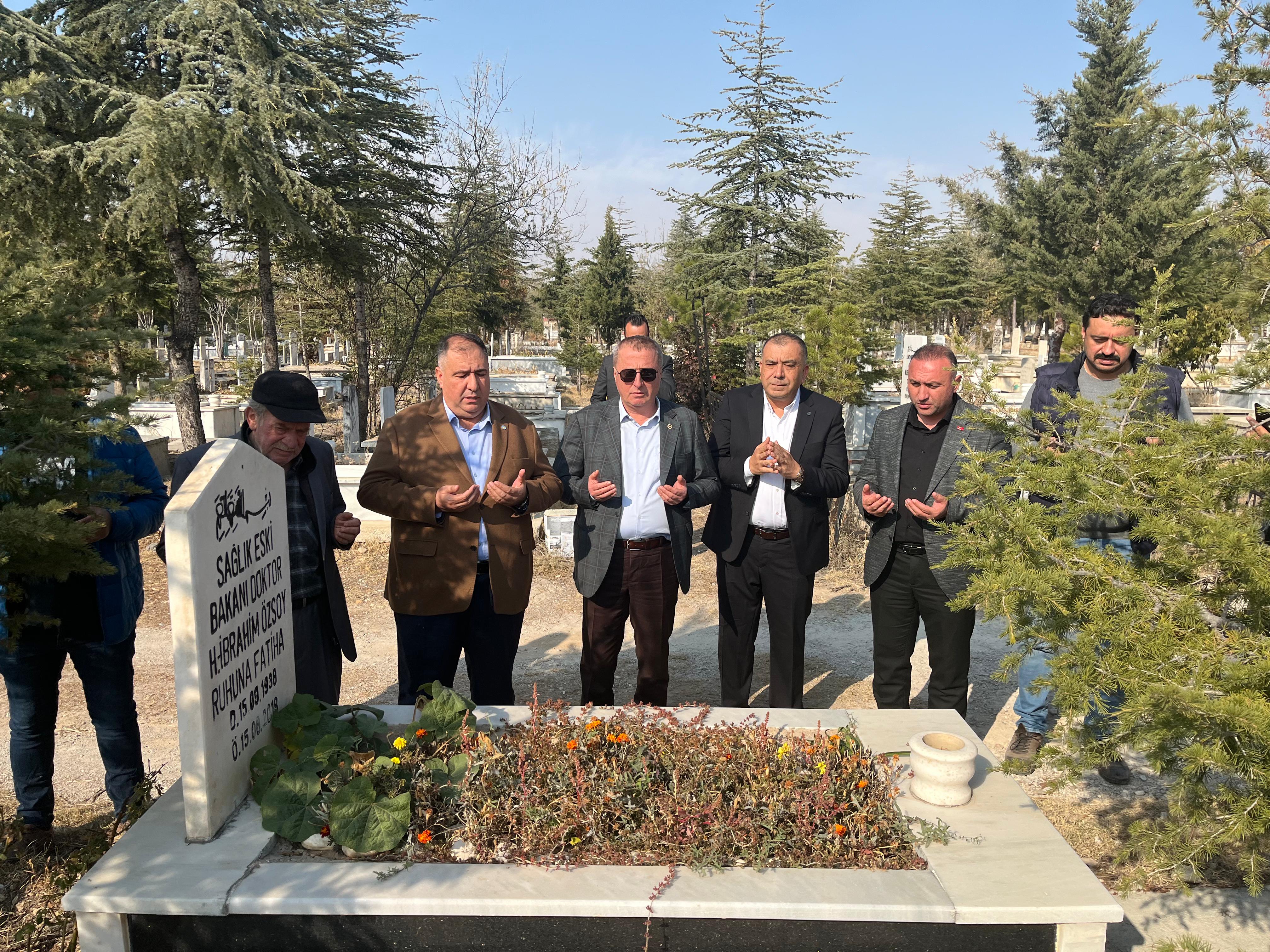 İYİ Parti Heyeti, Eski Sağlık Bakanı Özsoy'u Mezarı Başında Andı