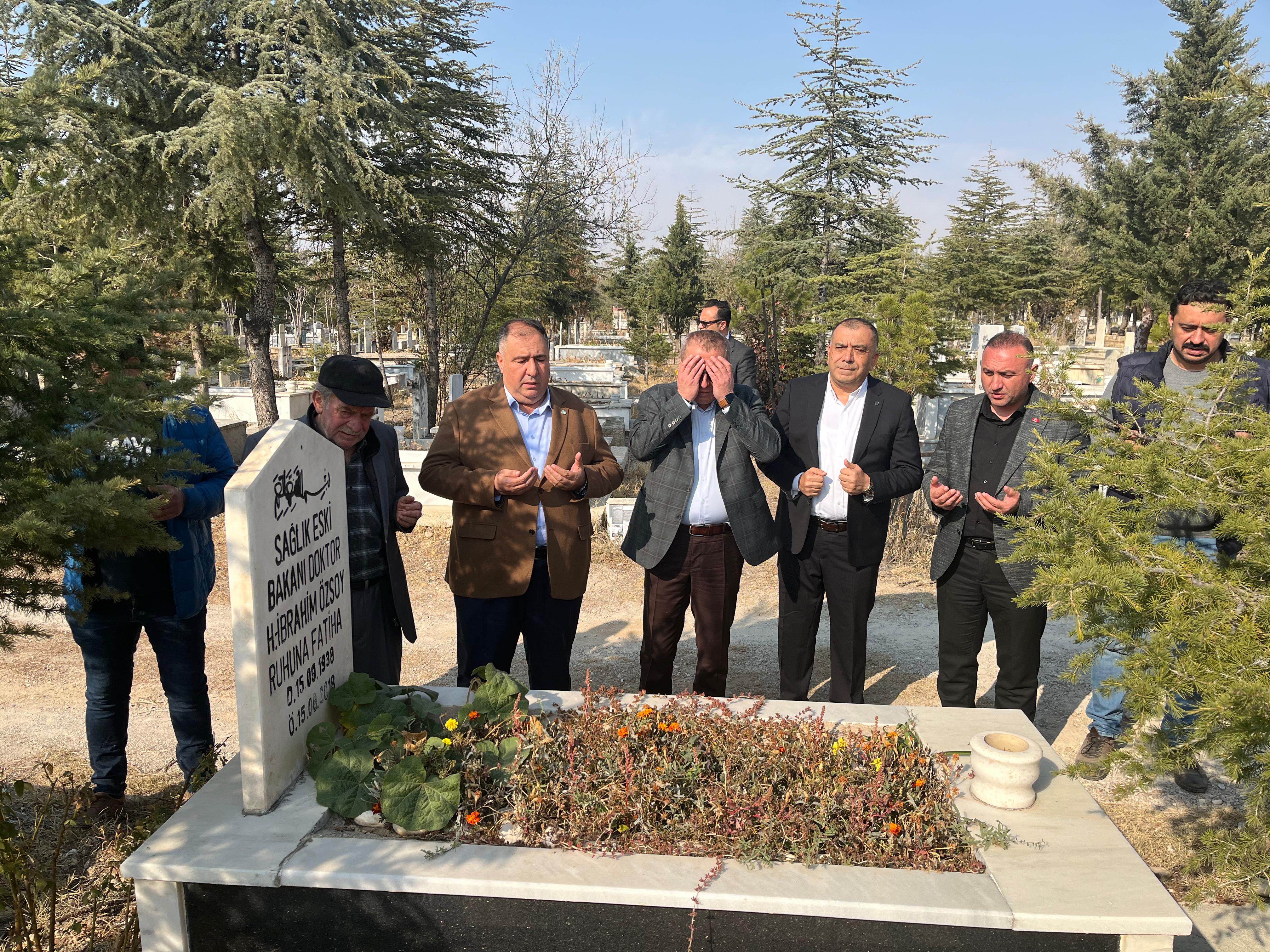 İYİ Parti Heyeti, Eski Sağlık Bakanı Özsoy'u Mezarı Başında Andı