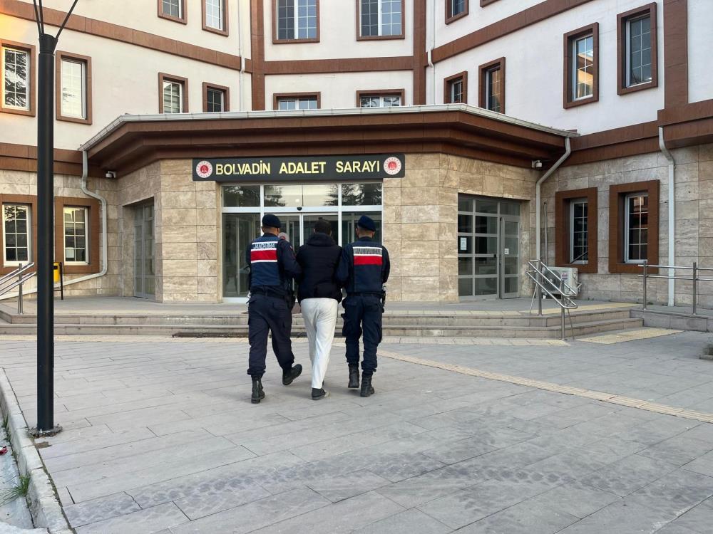 6 suç kaydı ile aranıyordu: 14 yıl 4 ay hapis cezasıyla aranan şahsı jandarma yakaladı