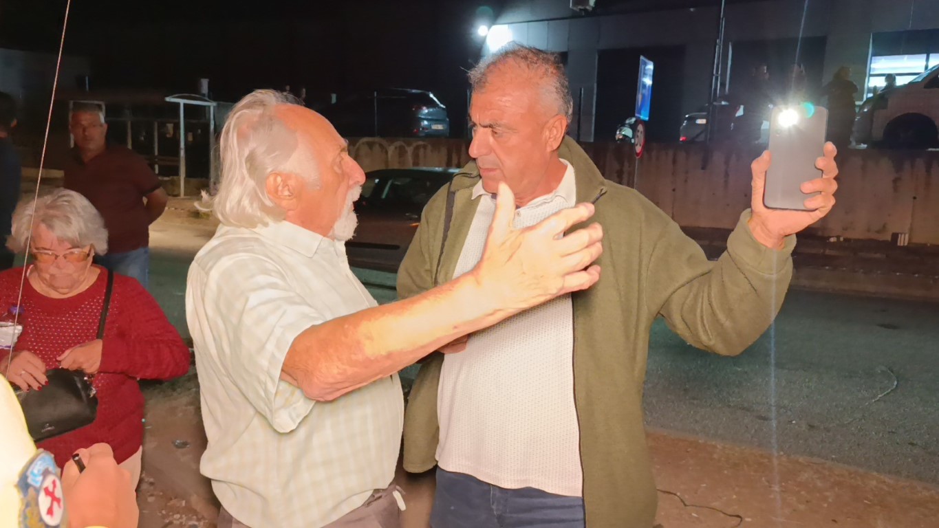KIRMIZI IŞIKTA GEÇEN İSVİÇRELİ SÜRÜCÜ YOLU SAVAŞ ALANINA ÇEVİRDİ