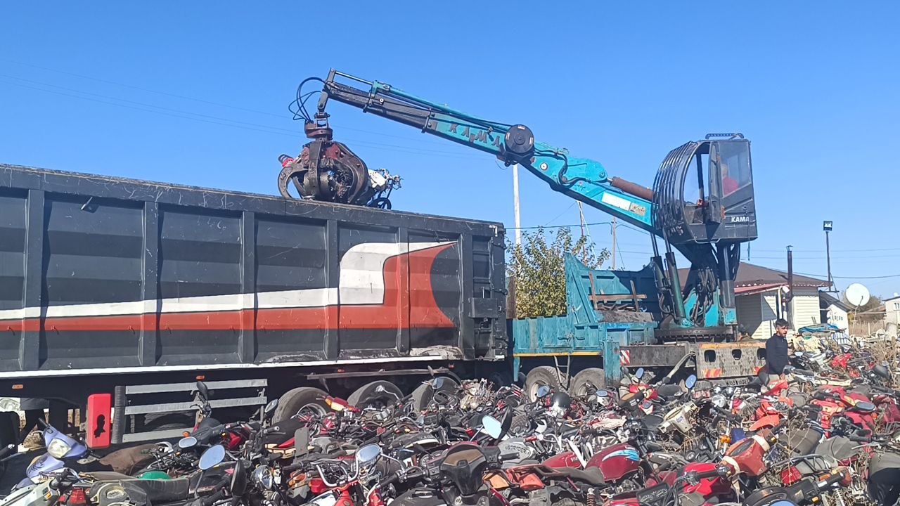 Sandıklı'da Yediemin Otoparkında Bekleyen Araçlar Geri Dönüşüme Gönderildi
