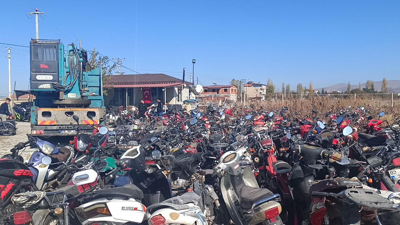 Sandıklı'da Yediemin Otoparkında Bekleyen Araçlar Geri Dönüşüme Gönderildi