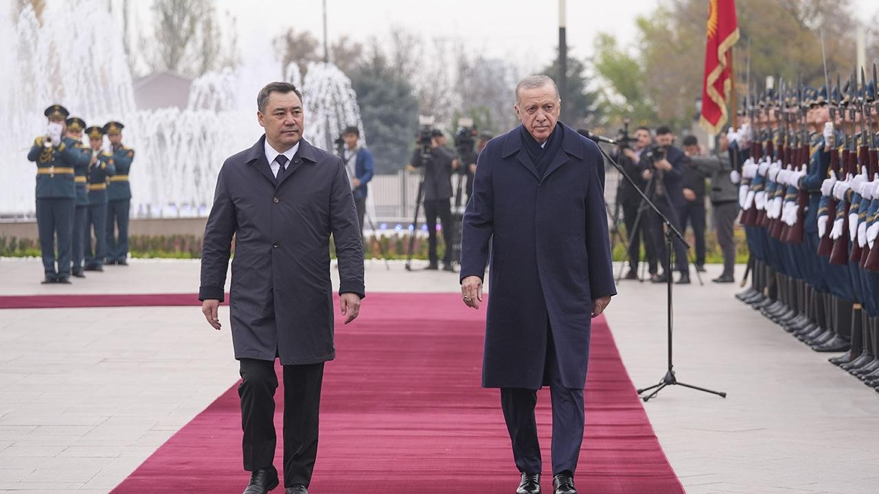 Cumhurbaşkanı Erdoğan Kırgızistan'da resmi törenle karşılandı