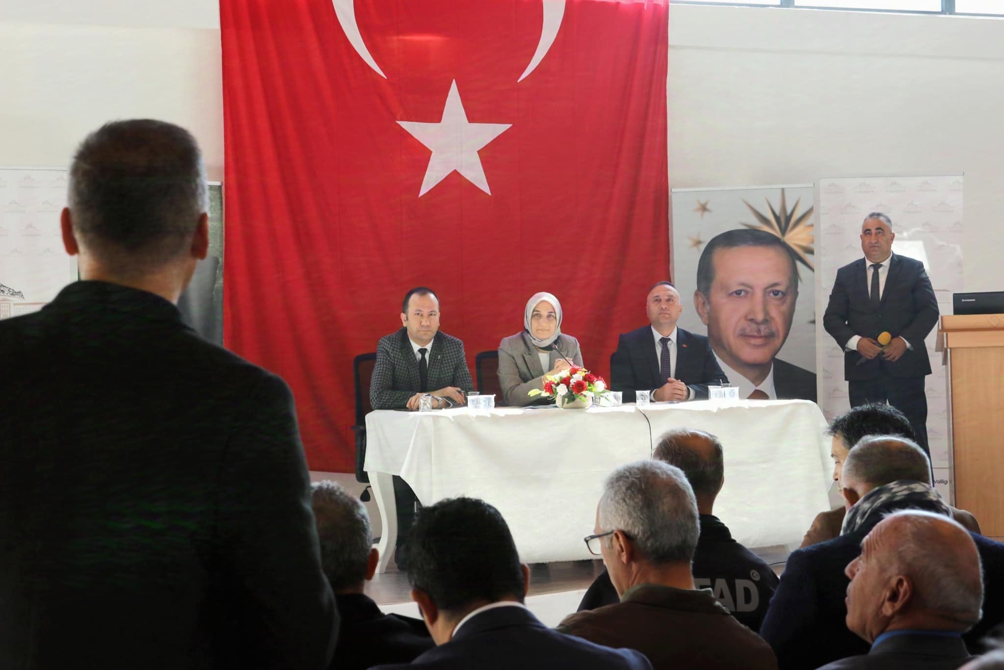 Vali Yiğitbaşı, Çay İlçesinde Muhtarlarla Toplantı Gerçekleştirdi