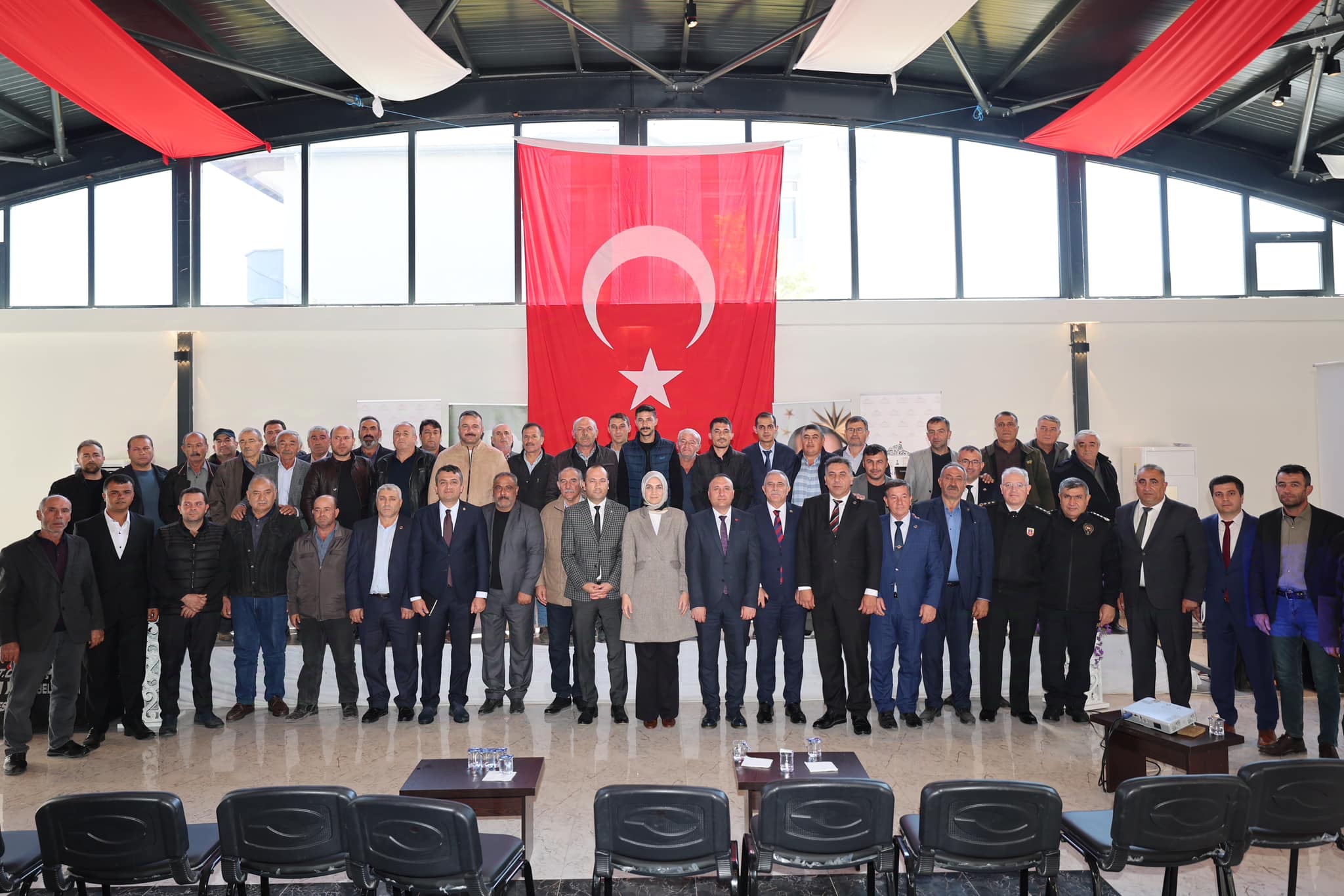 Vali Yiğitbaşı, Çay İlçesinde Muhtarlarla Toplantı Gerçekleştirdi