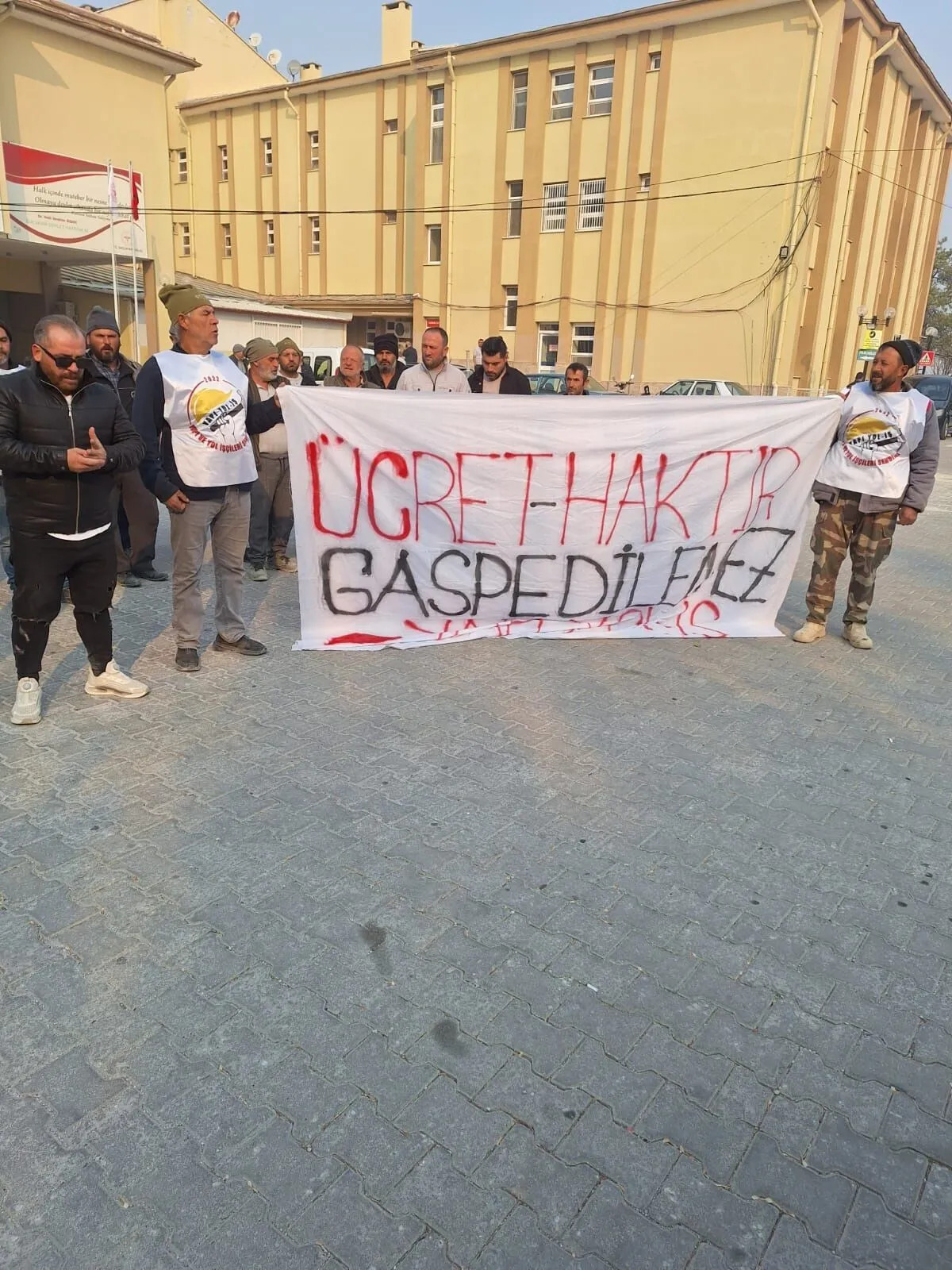 Bolvadin Devlet Hastanesi İnşaatında Grev!  İşçiler "İnşaat İşçileri Köle Değildir" Sloganlarıyla Hak Arıyor