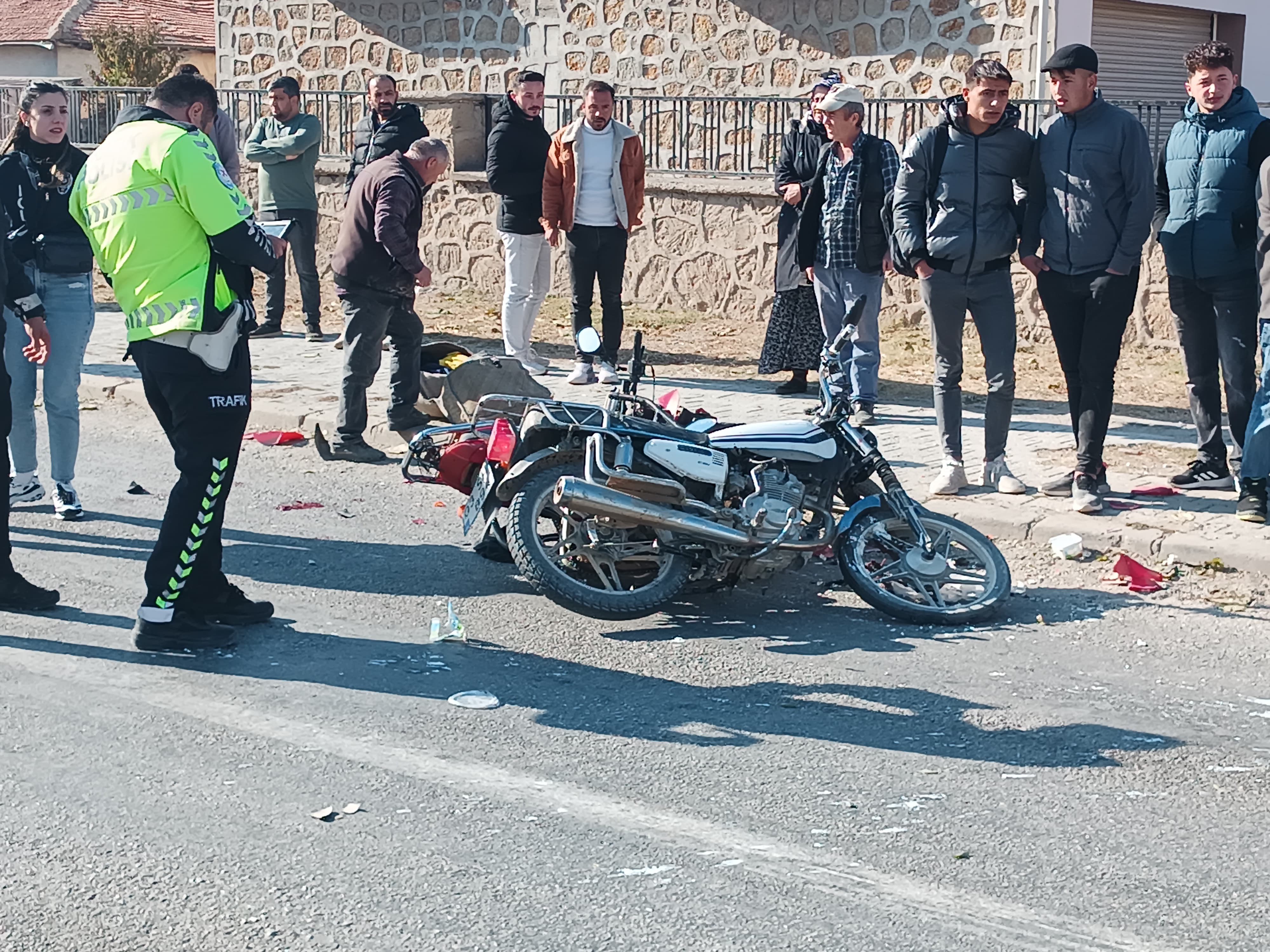 Afyonkarahisar’da Motosiklet Kazası: İki Sürücü Ağır Yaralı