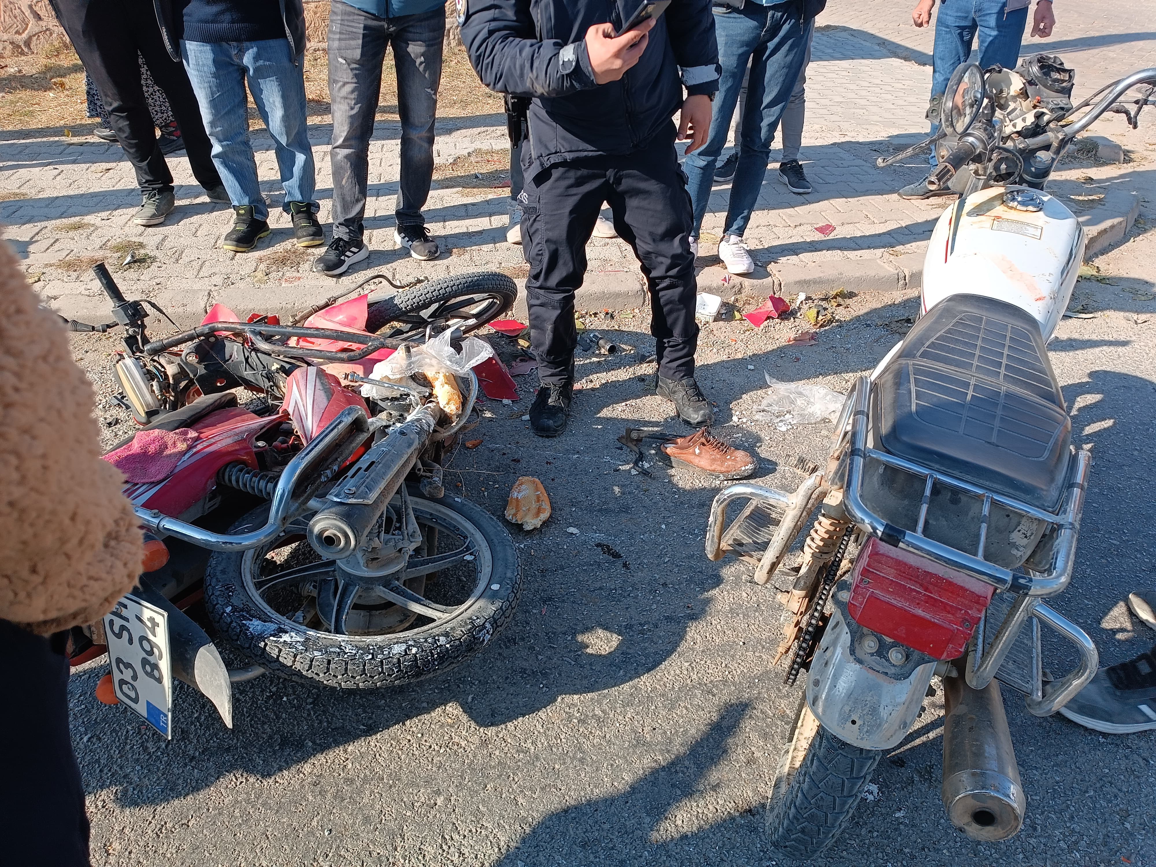 Afyonkarahisar’da Motosiklet Kazası: İki Sürücü Ağır Yaralı