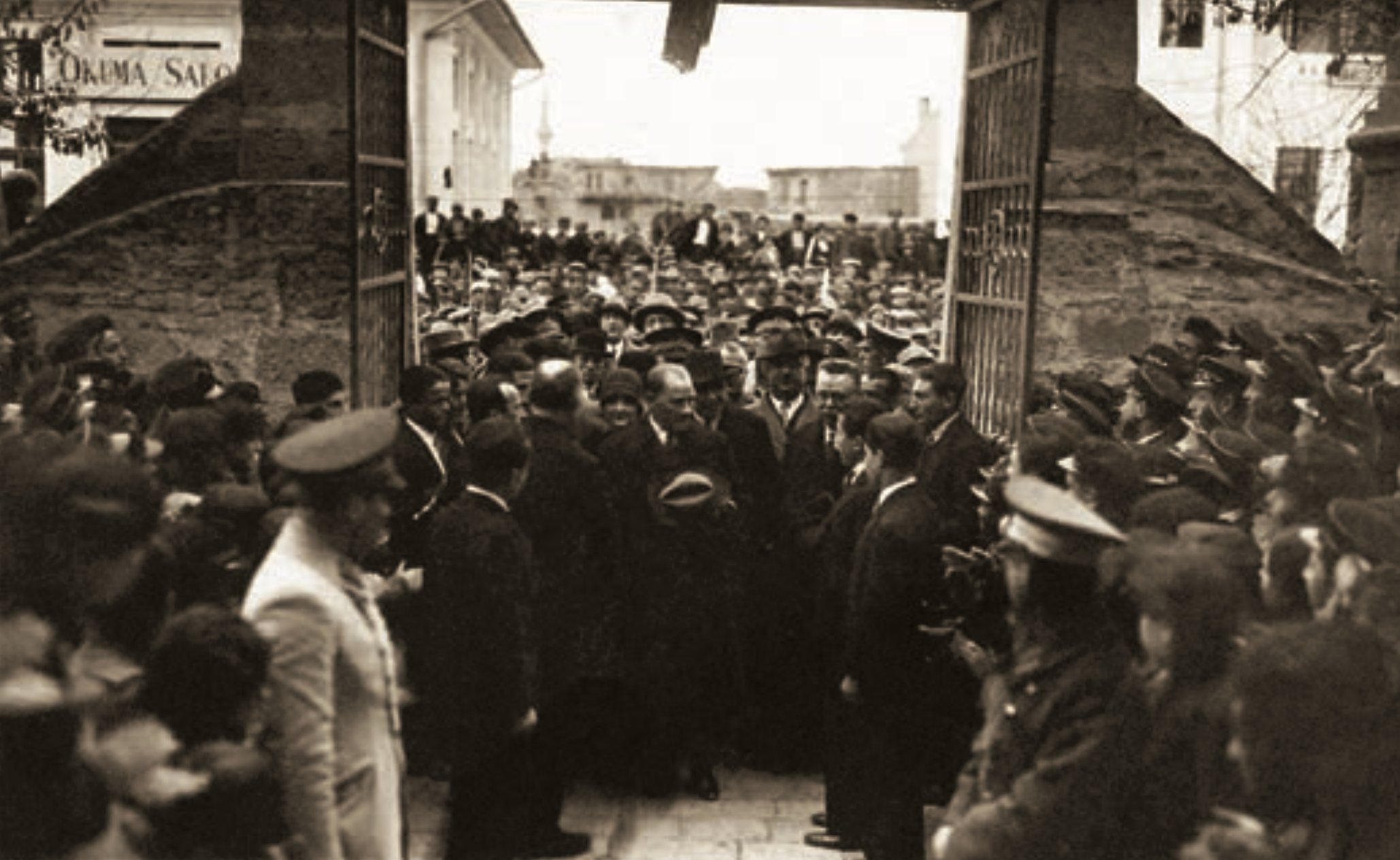 Tarihe Işık Tutan Fotoğraf Atatürk Afyon Lisesini Ziyaret Ediyor